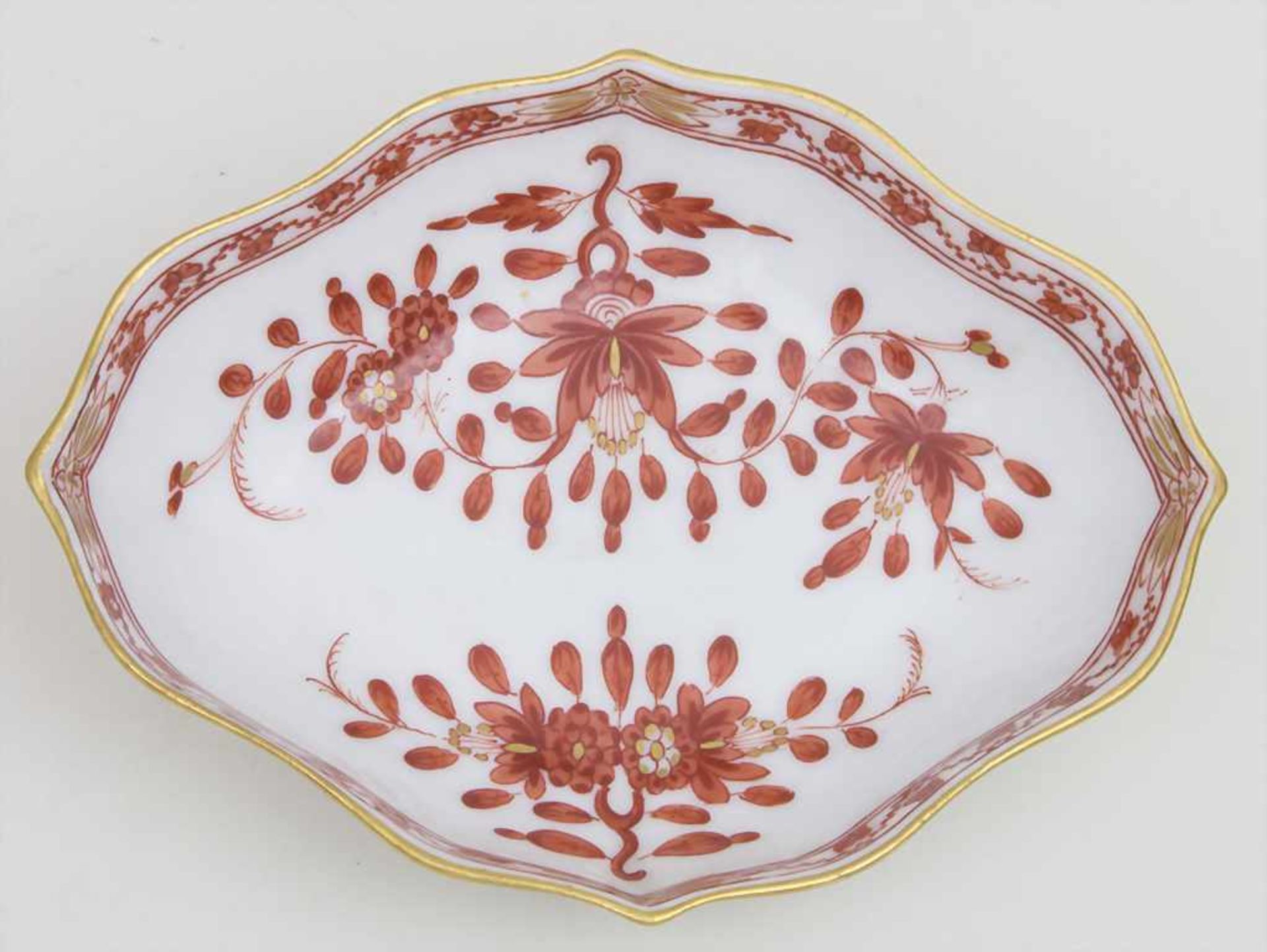 Schälchen / A small bowl, Meissen, um 1930Material: Porzellan, weiß, in Rottönen bemalt und