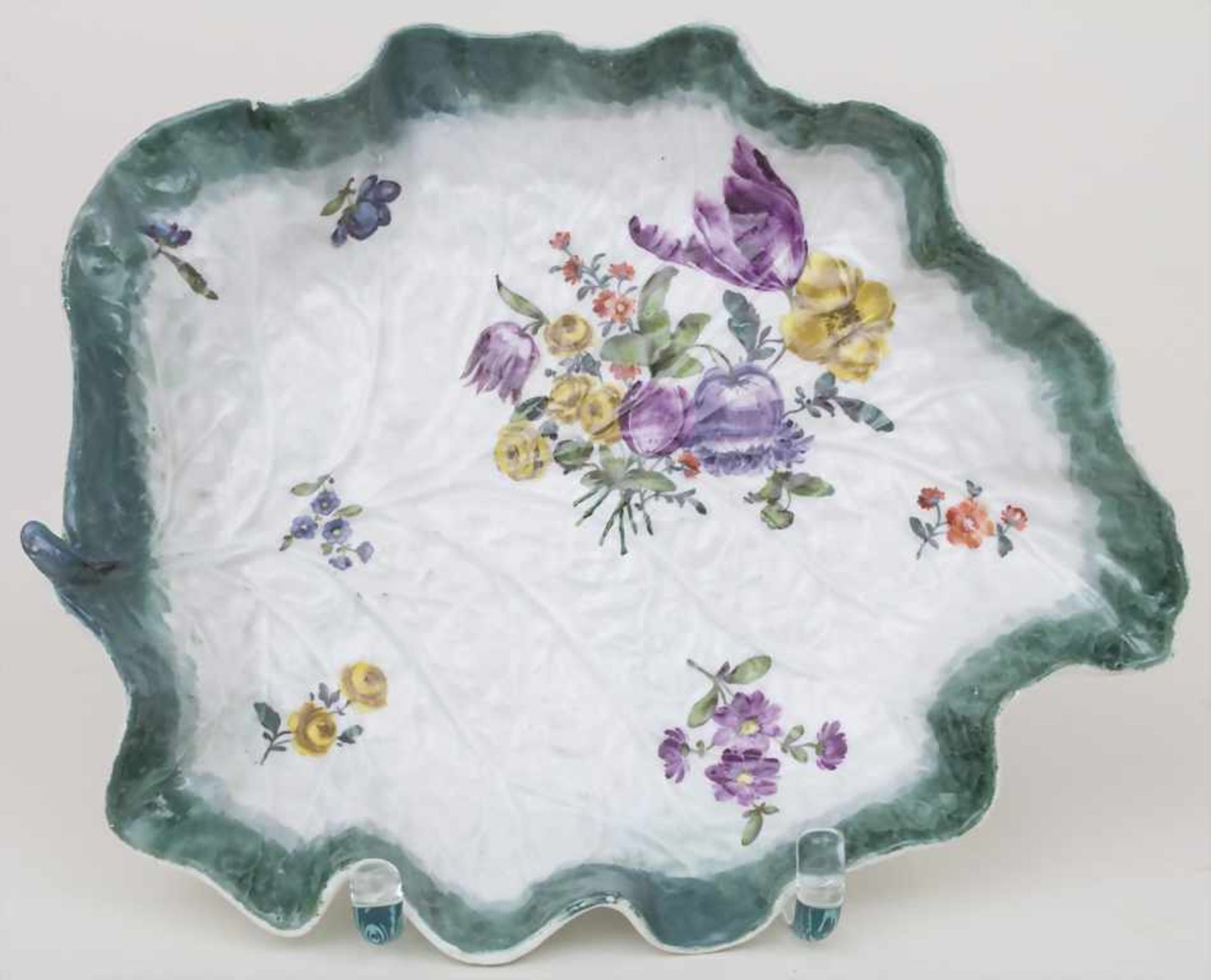 Frühe Kohl-Blattschale / An early leaf shaped dish, Meissen, 1740-45Material: Porzellan, bemalt