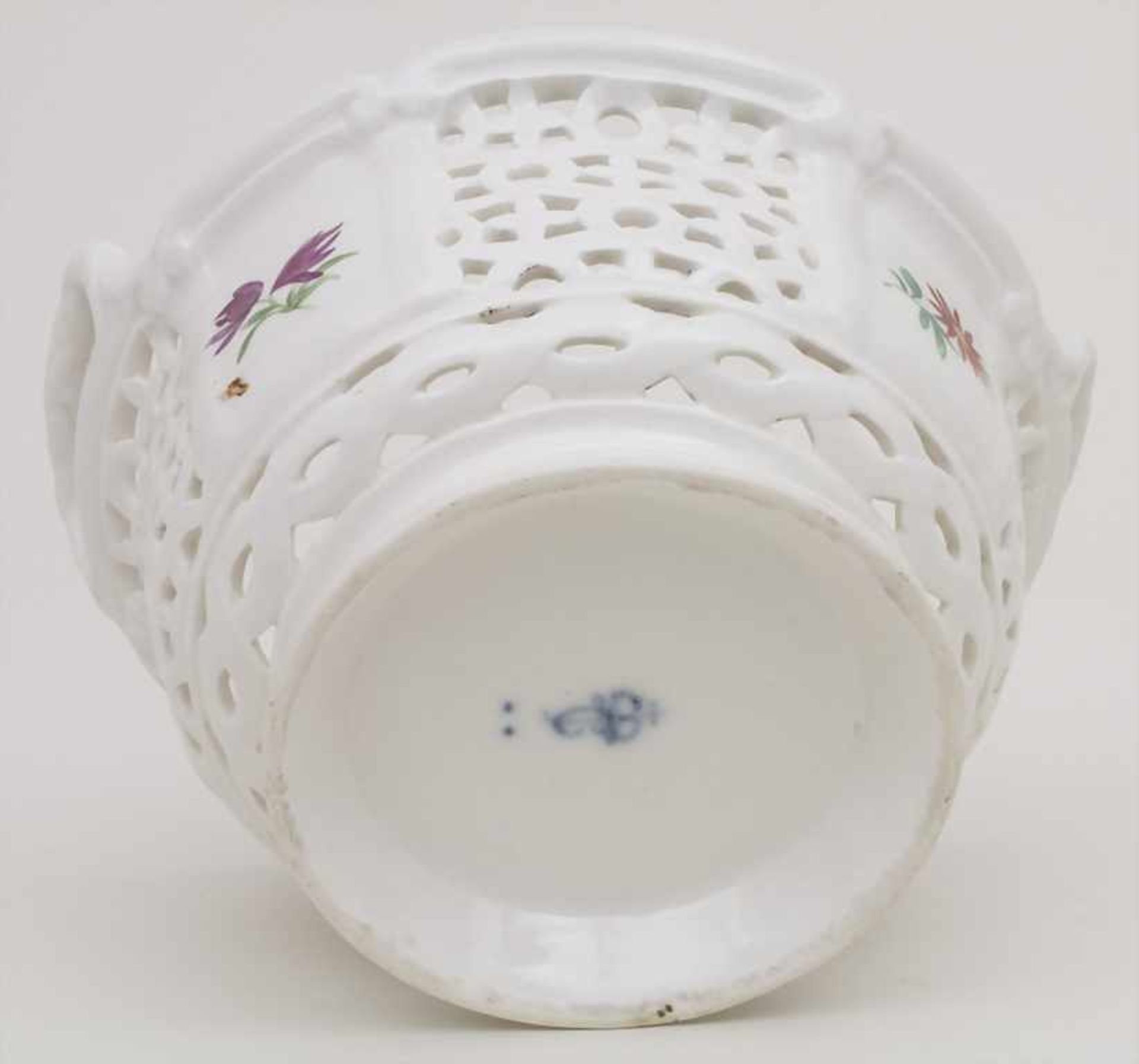 Korbschale mit Blumenmalerei / A basket bowl with flowers, Frankenthal, um 1780Material: - Bild 6 aus 8