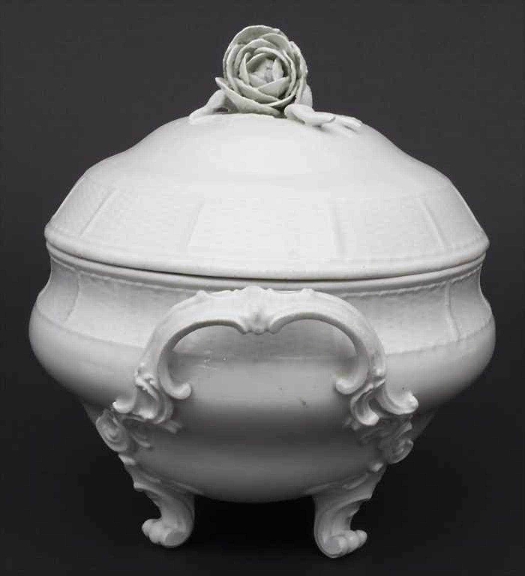 Große Deckelterrine mit Gemüseknauf / A lidded tureen with vegetables-shaped handle, Ludwigsburg, um - Bild 2 aus 10