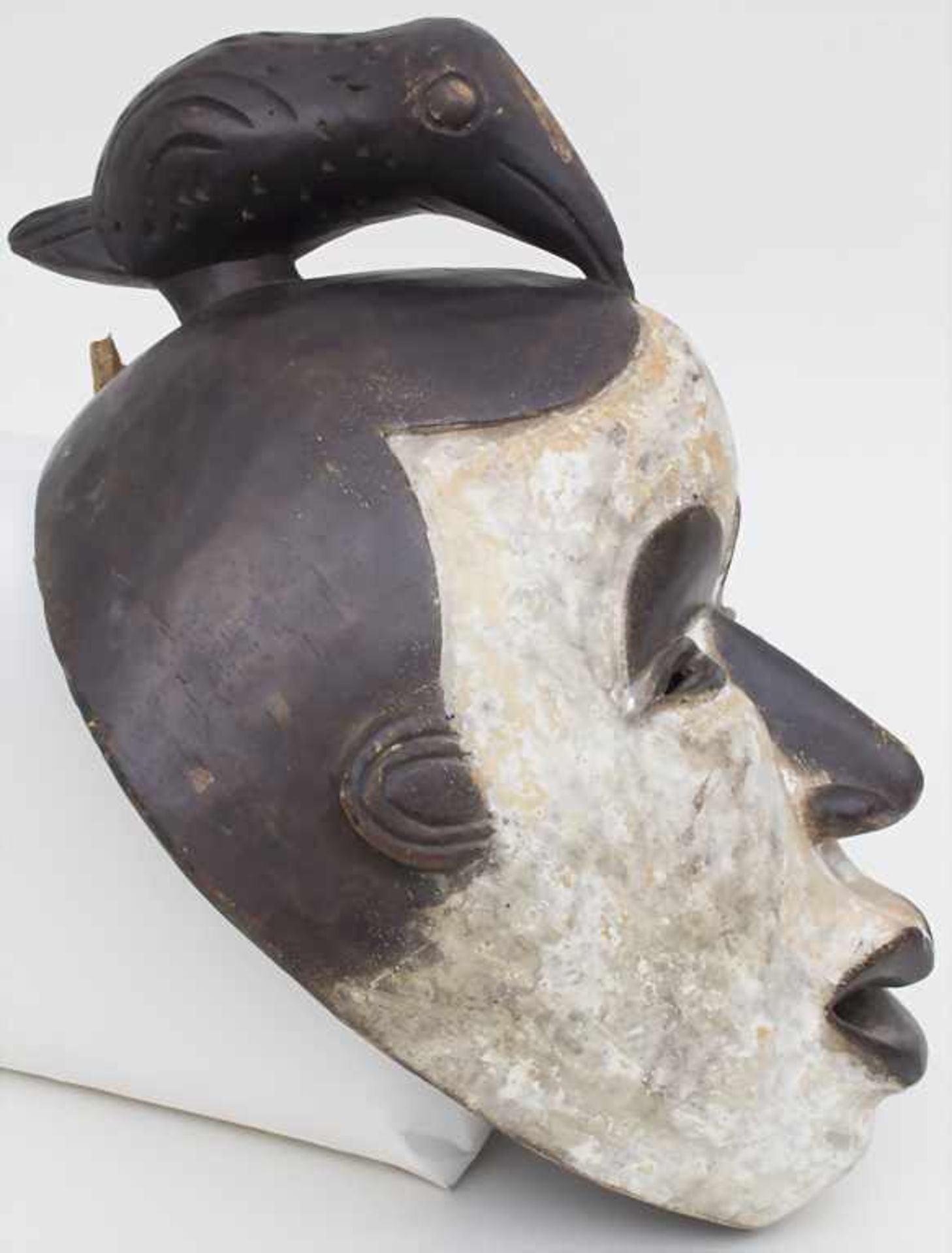Maske / A mask, Punu, Gabunaterial: Holz, dunkelbraun patiniert, Gesicht Kaolinweiß,Höhe: 39 cm, - Image 2 of 3