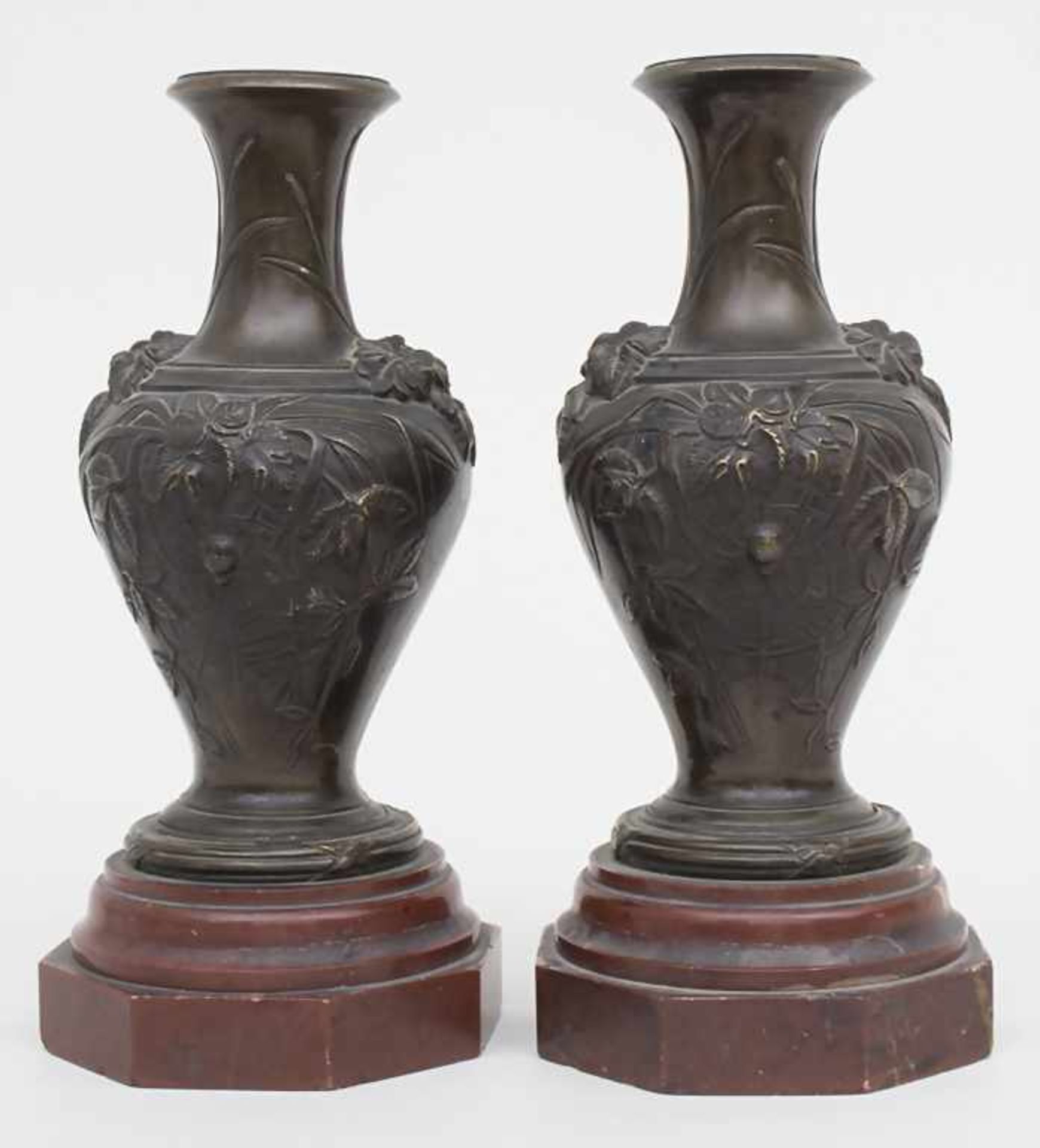 Paar Jugendstil Bronze Vasen mit Spinne und Spinnennetz / A pair of Art Nouveau bronze vases with
