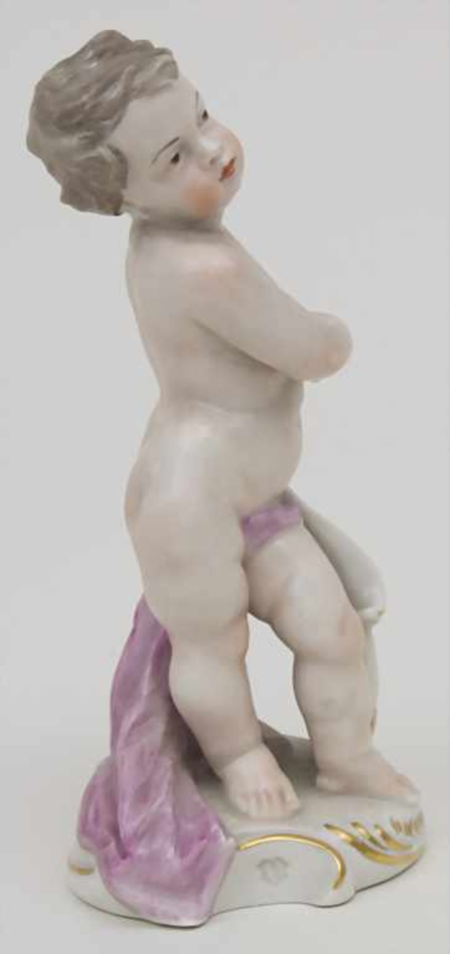 Putto mit Schild / A cherub with a shield, Nymphenburg, 1963Material: Porzellan, polychrom bemalt, - Bild 2 aus 6