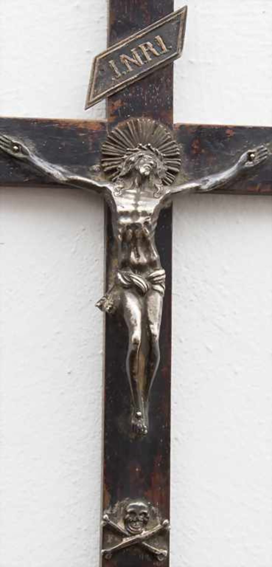 Kruzifix in Silber / A silver crucifix, Vatikanstadt / Roma, 19 Jh.Material: Silber 800, Holzkreuz, - Bild 2 aus 2