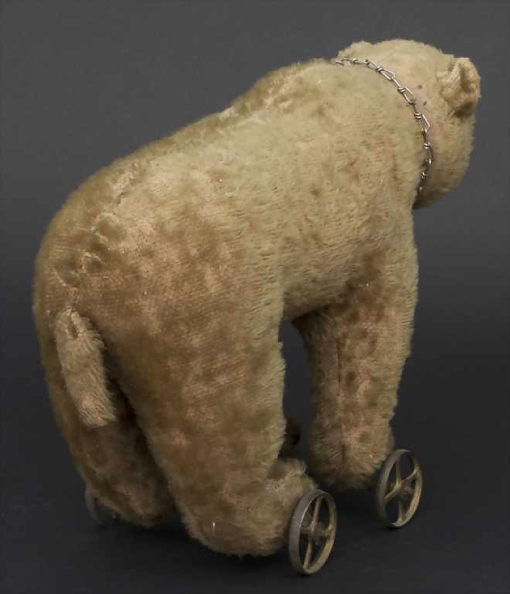 Spielzeug-Bär auf Rollen / A toy bear on wheels, um 1900Material: Mohairfell, Glasaugen, Körper - Bild 4 aus 6