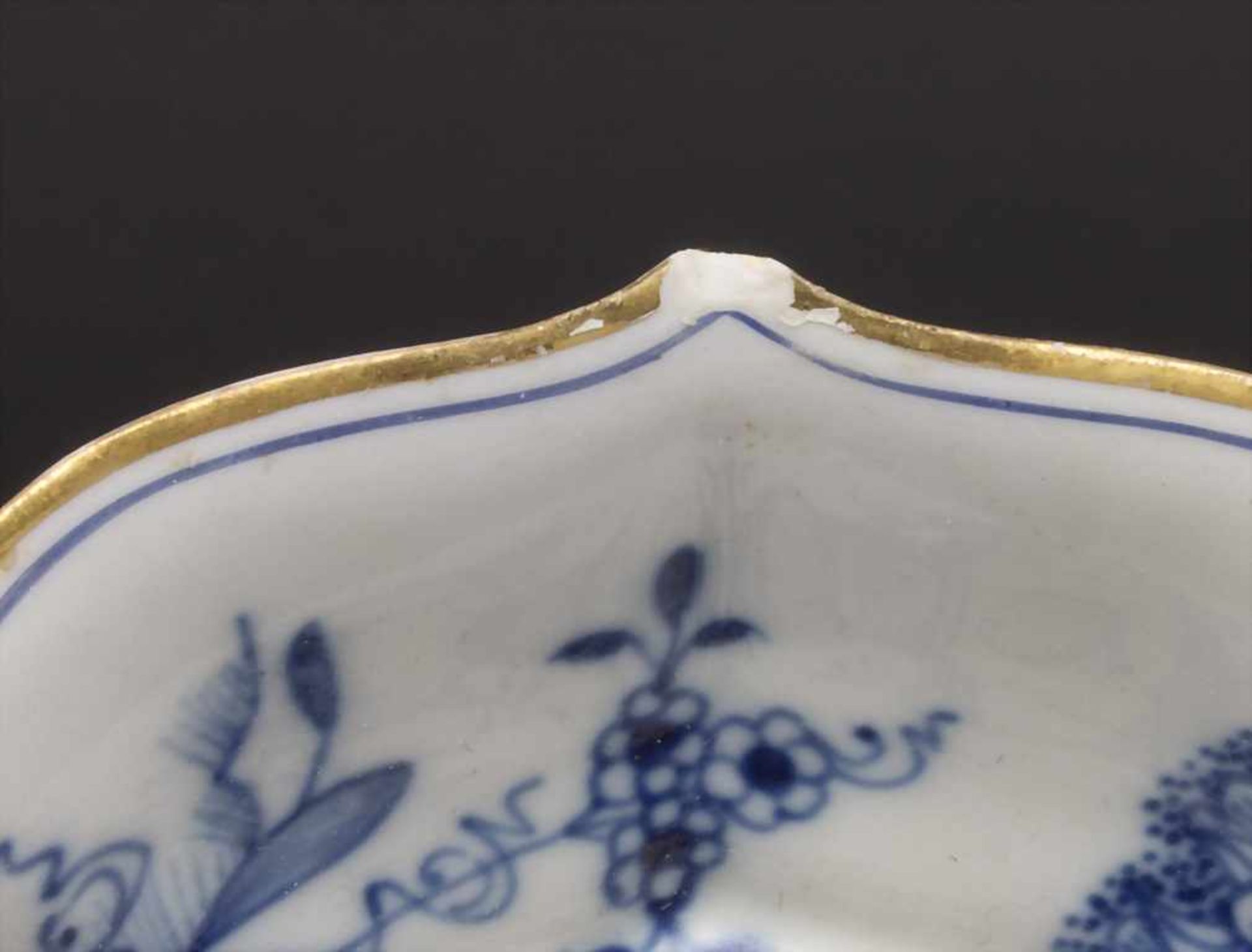 Vierteiliges Konvolut 'Zwiebelmuster' / A four-part set of onion pattern porcelain, Meissen, 19. / - Image 3 of 10