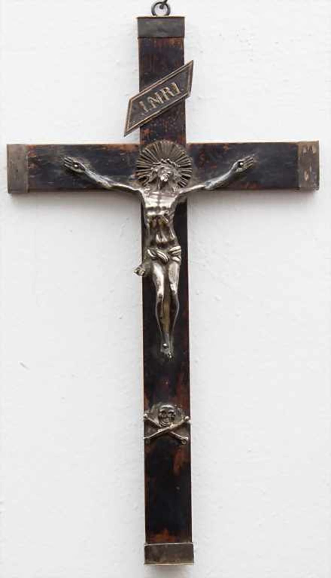 Kruzifix in Silber / A silver crucifix, Vatikanstadt / Roma, 19 Jh.Material: Silber 800, Holzkreuz,