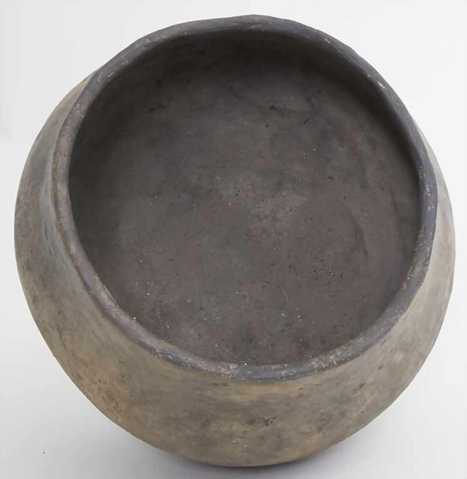 Bronzezeitliches Keramik-Gefäß / A Bronze Age ceramic vessel, Lausitzer Kultur, 9. - 6. Jh. v. Chr. - Bild 2 aus 3