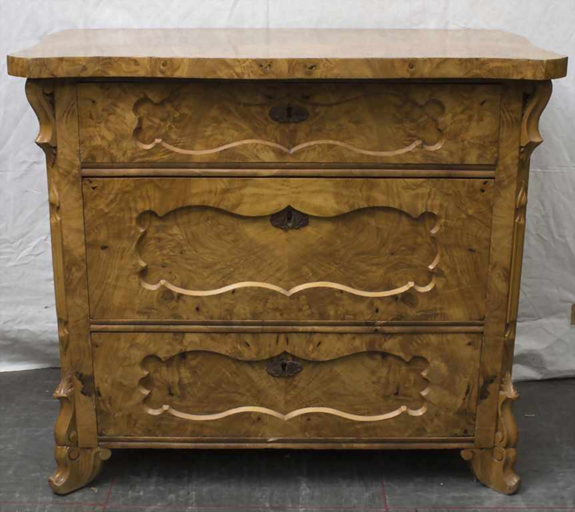 Kommode / A chest of drawers, 19. Jh.Material: geflammtes Furnier, Messingbeschläge, 3-schübig,