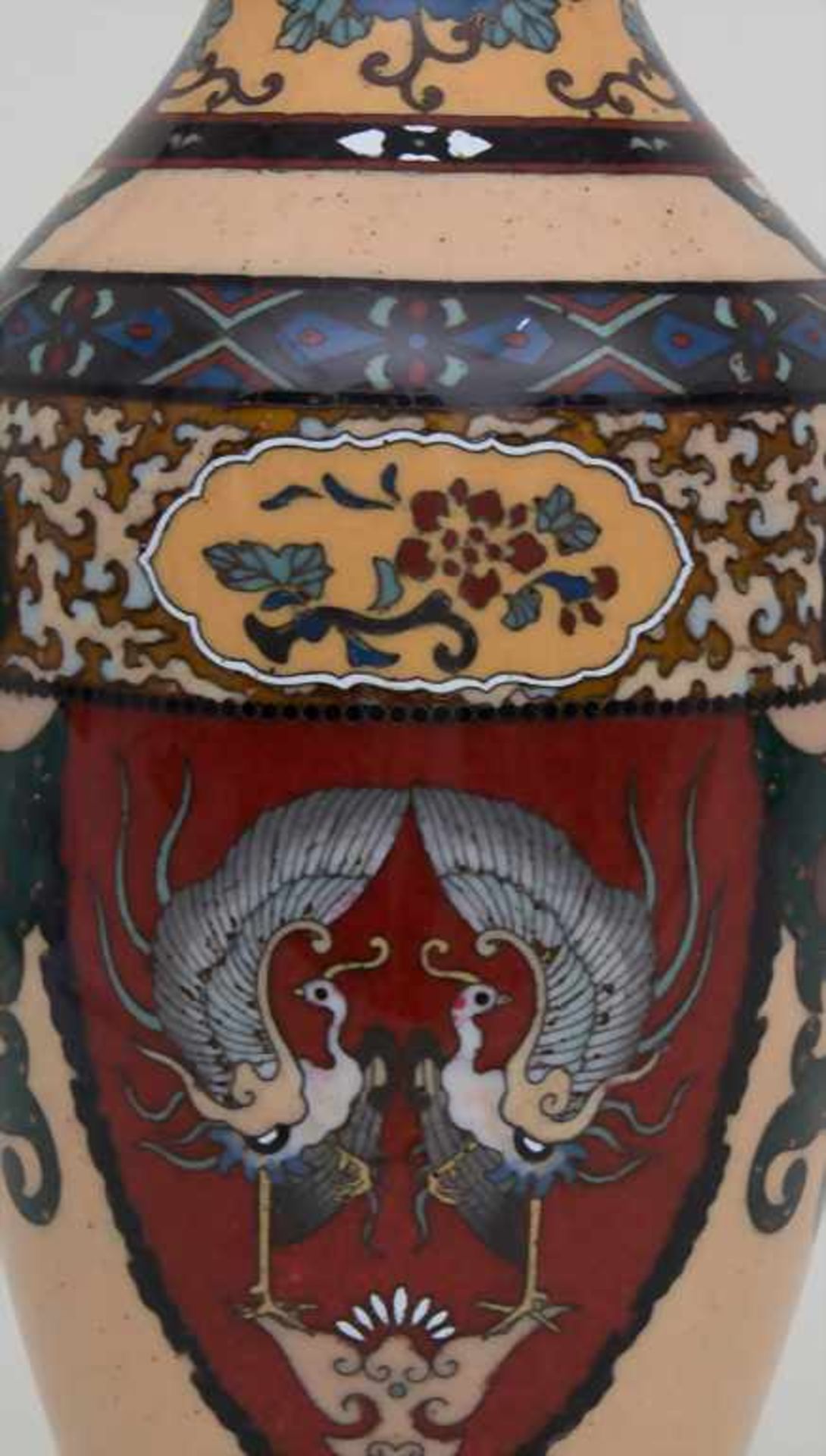 Cloisonné-Vase, 'Phönixe in Reserve', Meiji-PeriodeMaterial: Kupferkorpus, polychromes Email- - Bild 7 aus 8