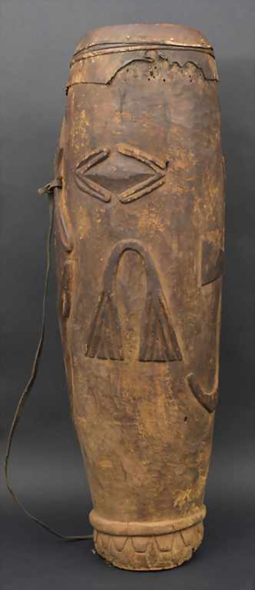 Trommel, Nord-West-KamerunMaterial: Holz rundum reliefiert beschnitzt mit Varan und Symbolen und - Image 3 of 4