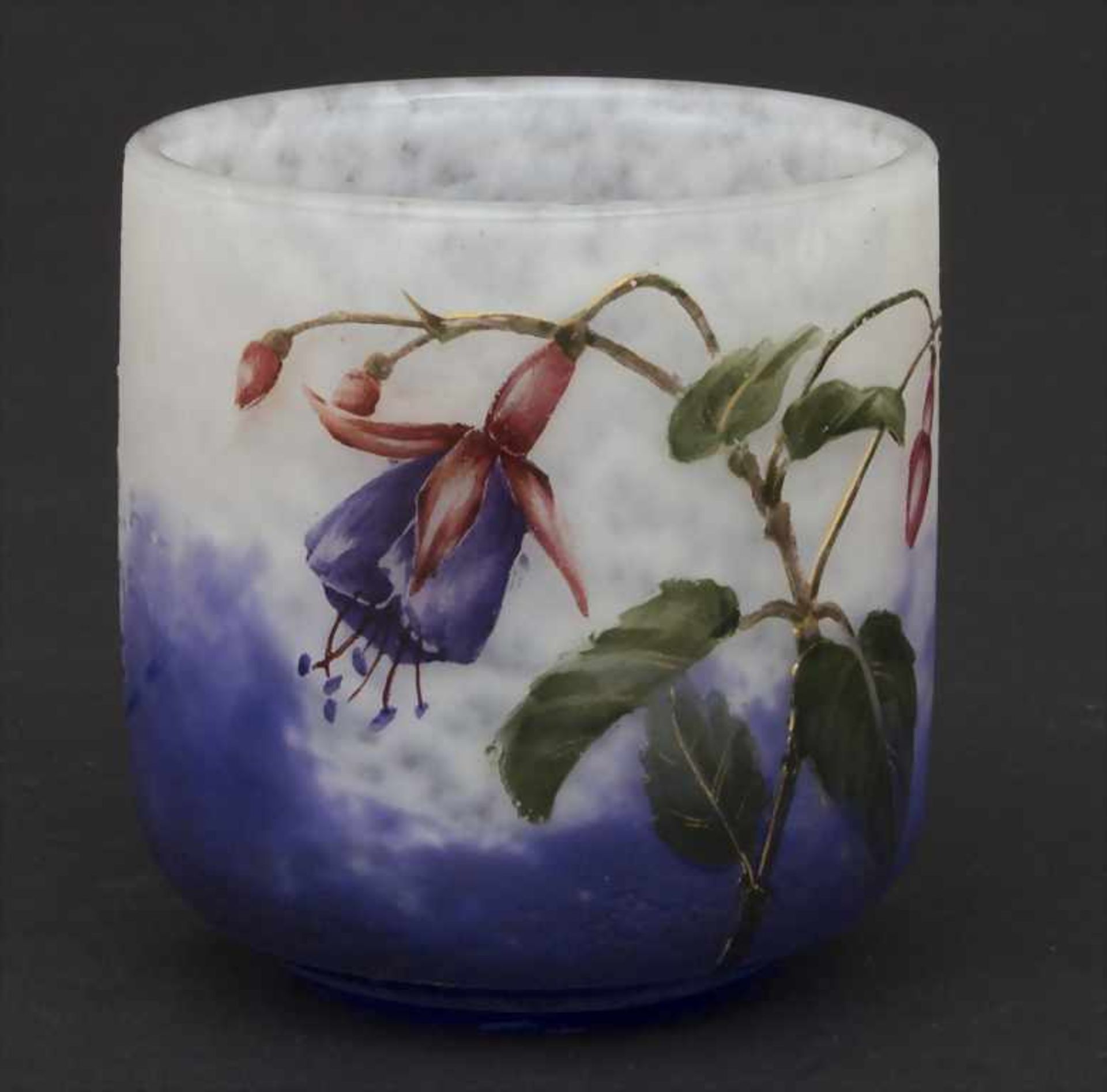 Vase mit Fuchsien / A vase with fuchsias, Daum Frères, Nancy, um 1900Material: farbloses Glas mit