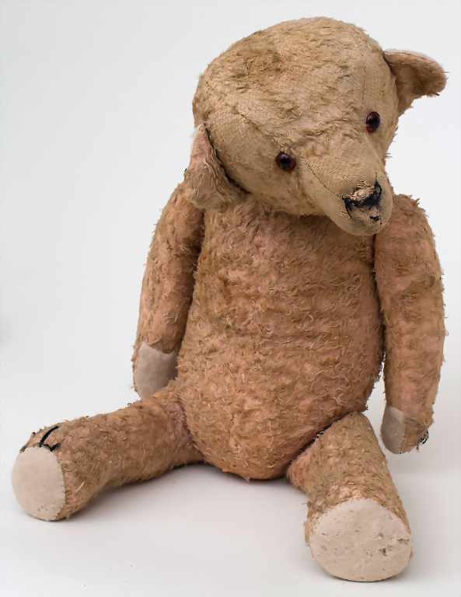 Teddybär / A teddy baerMaterial: Stoff, Glasaugen, bewegliche Arme, Beine und Kopf, Maße: L. 53