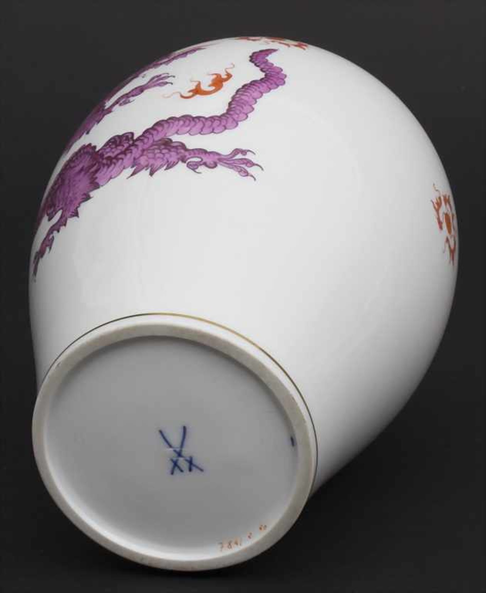 Deckelvase mit 'Ming-Drache' in Purpur / A covered urn vase with 'Purple Ming Dragon', Meissen, nach - Bild 5 aus 6