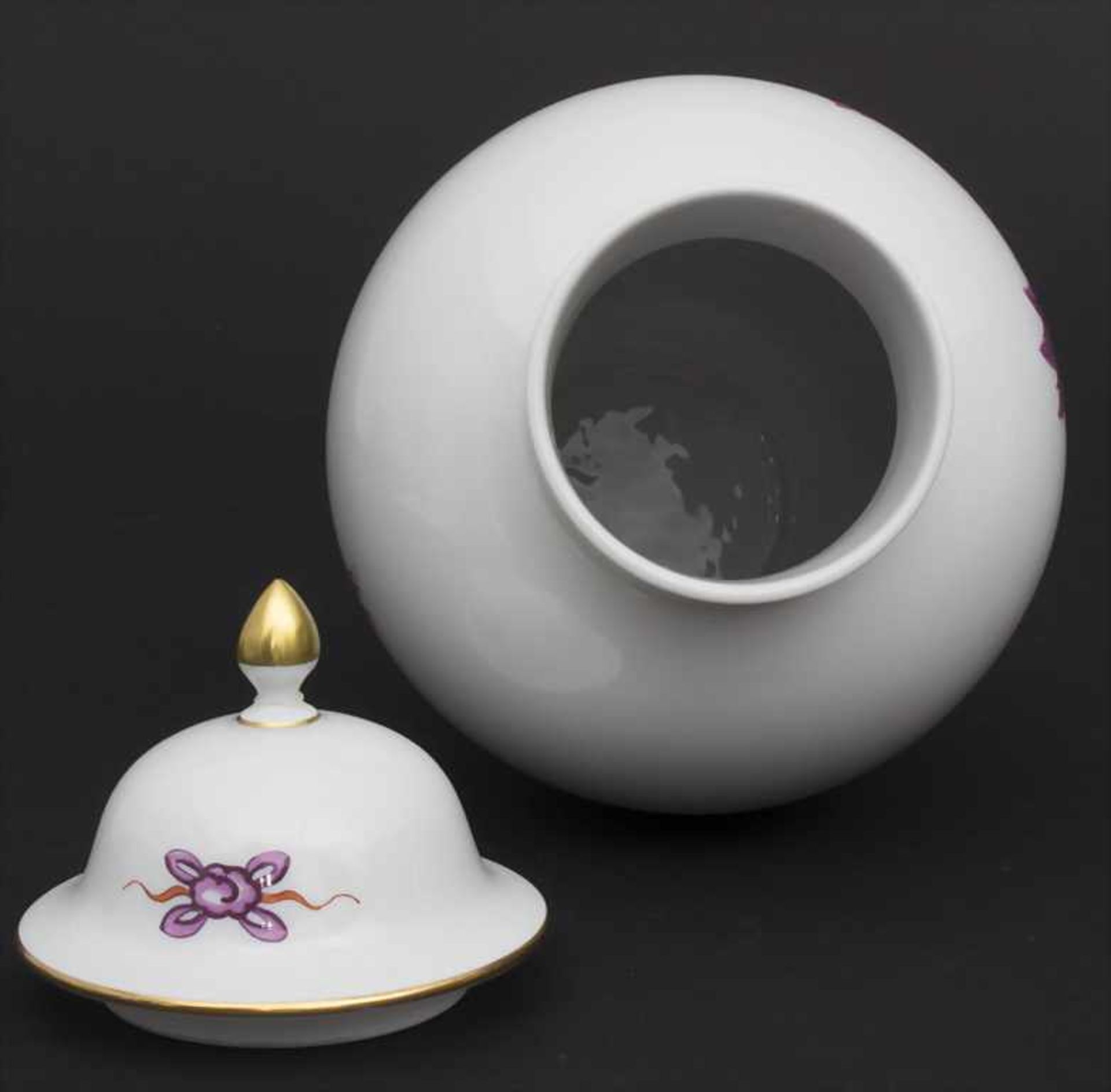 Deckelvase mit 'Ming-Drache' in Purpur / A covered urn vase with 'Purple Ming Dragon', Meissen, nach - Bild 4 aus 6