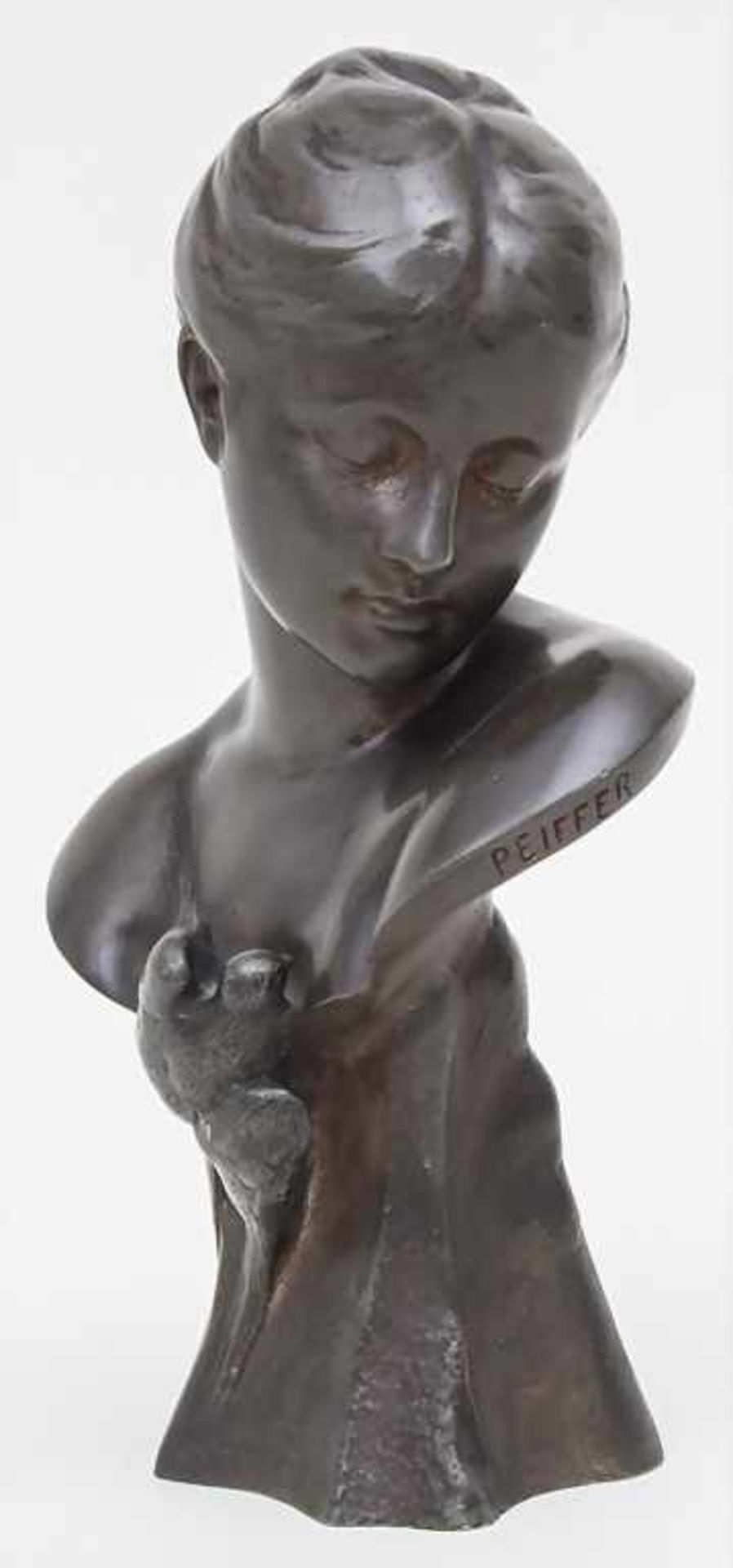 Jugendstil-Büste 'Junge Dame mit Schwalbe' / An Art Nouveau bust 'Young lady', Peiffer, um - Image 2 of 7