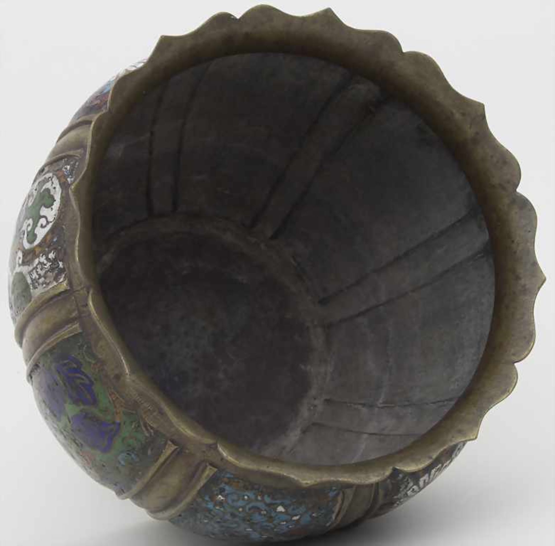 Cloisonné-Cachepot / A cloisonné cachepot, China, 18. Jh.Material: Email auf Bronze, Dekor: - Image 3 of 5