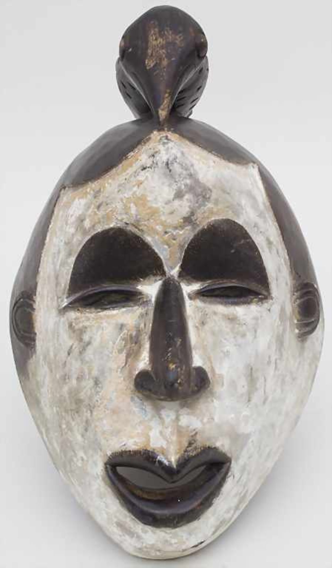 Maske / A mask, Punu, Gabunaterial: Holz, dunkelbraun patiniert, Gesicht Kaolinweiß,Höhe: 39 cm,