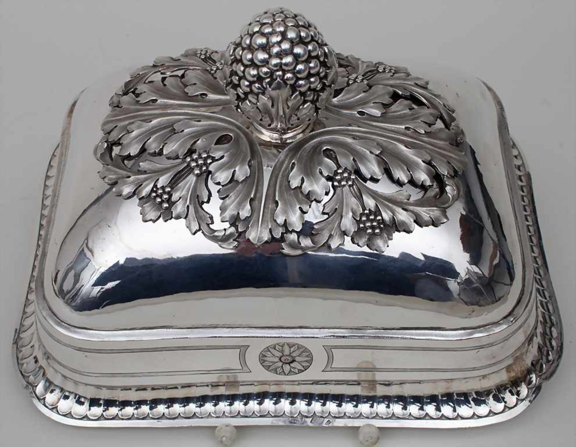 Große Silberplatte mit Glosche / A large silver plate with a cloche, Frankreich, Mitte 19. Jh. - Image 5 of 9