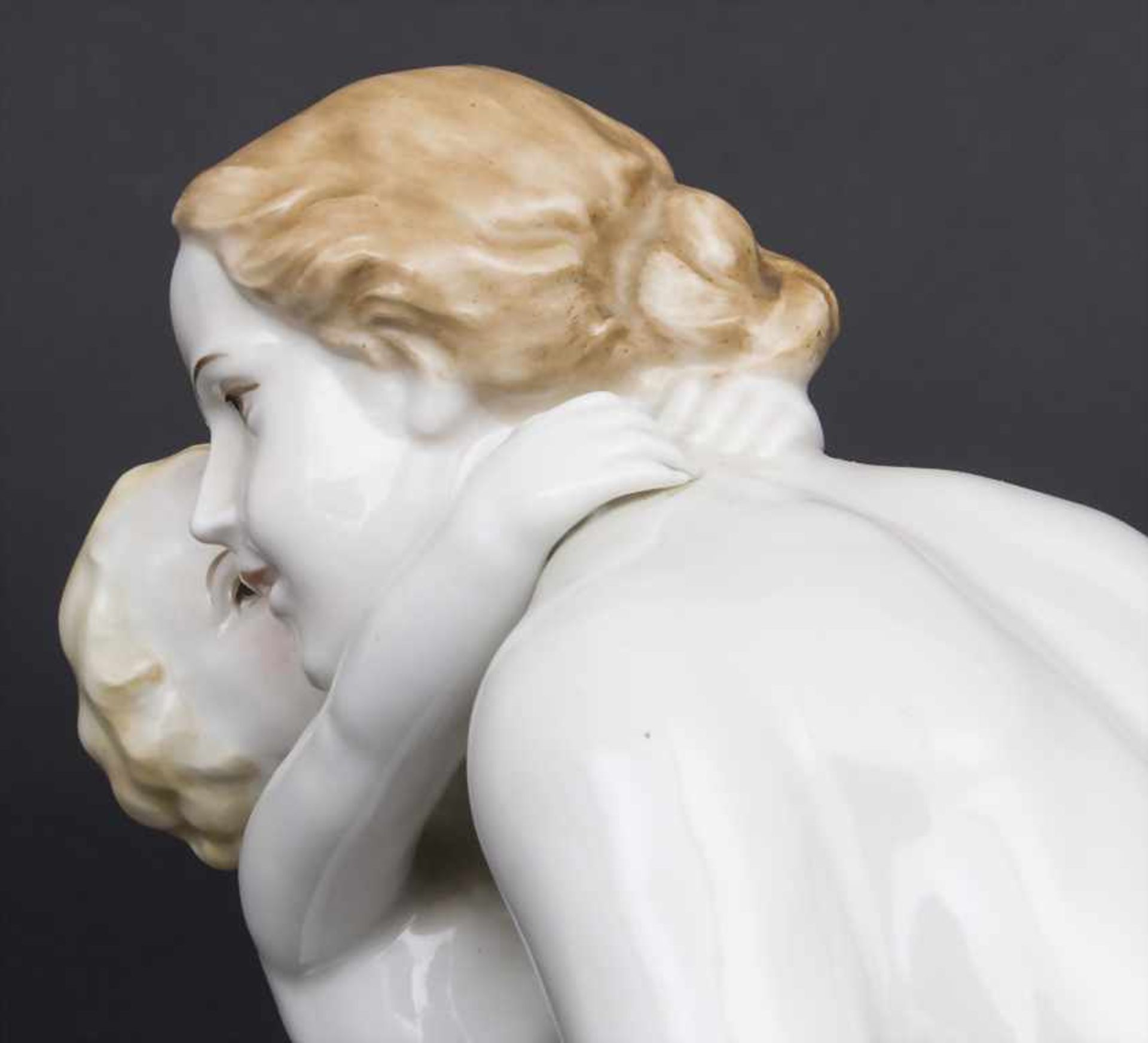 Figurengruppe 'Mutter mit Kind' / A figural group 'Mother and Child', Karl Lysek für Rosenthal, um - Image 6 of 6