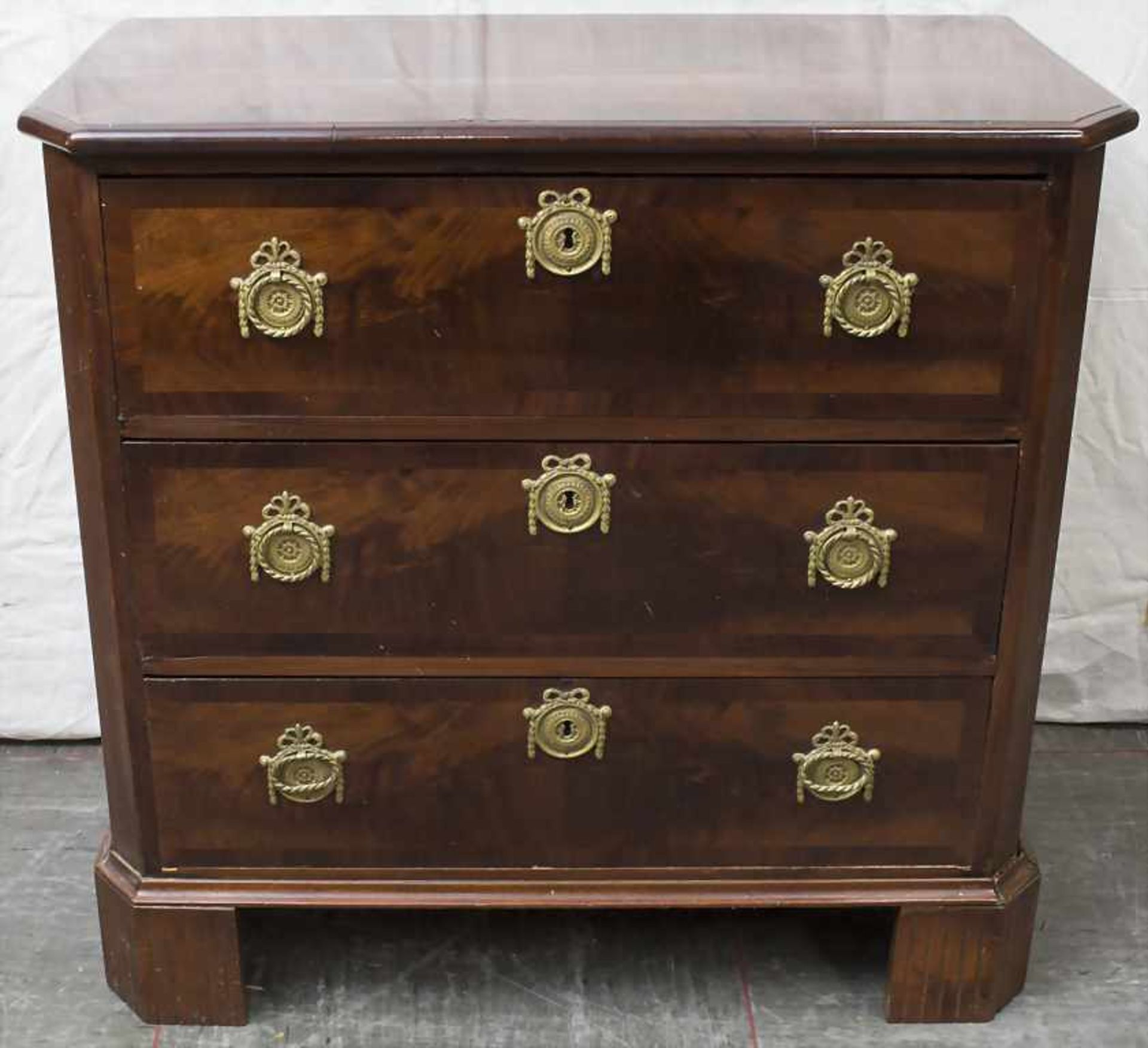 Kommode / A chest of drawers, 19. Jh.Material: Mahagoni, furniert, Messingbeschläge, Maße: H. 76 cm,