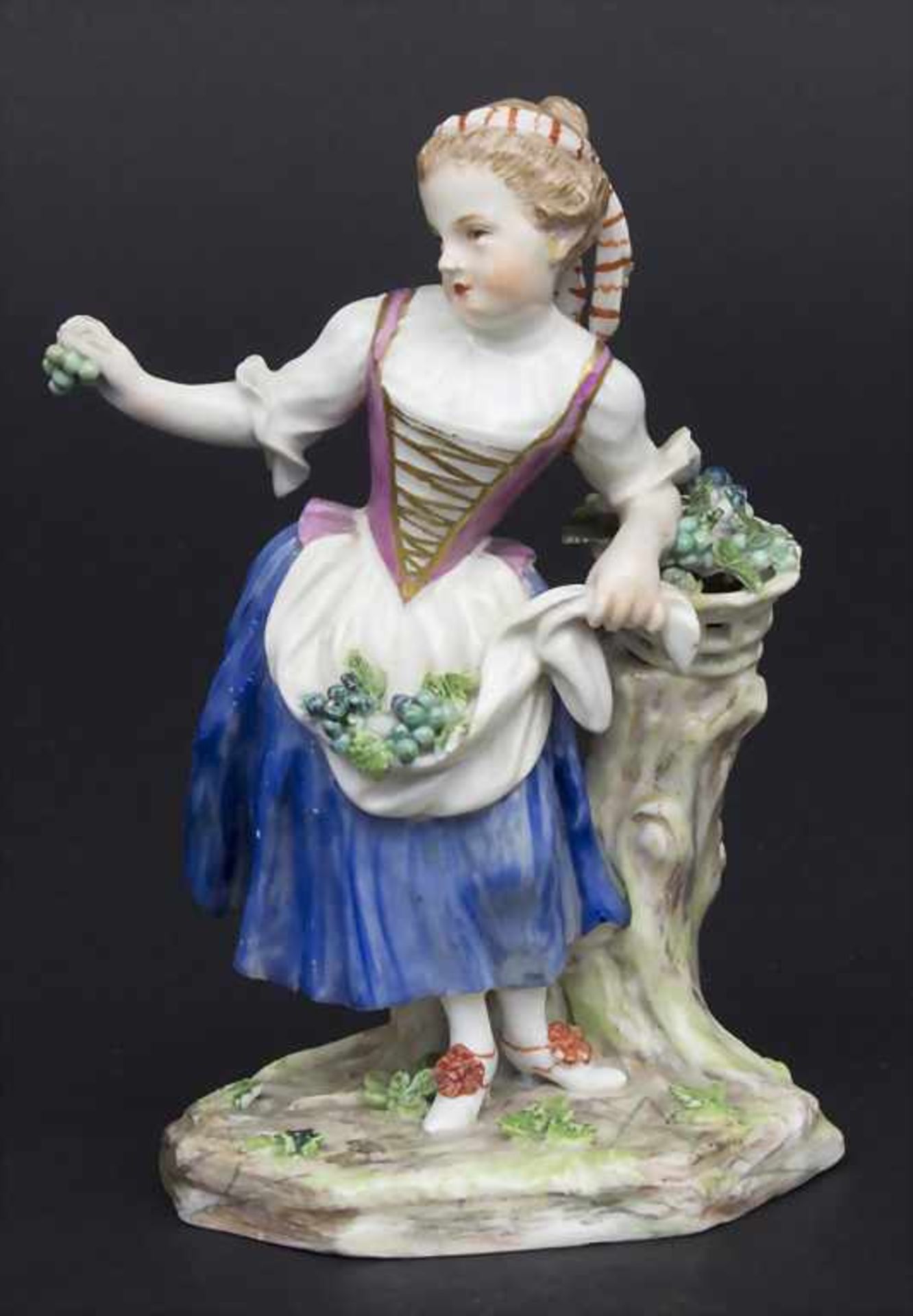 Mädchen mit Weintrauben / A girl offering grapes, wohl J.J. Kaendler, Meissen, um 1750Material: