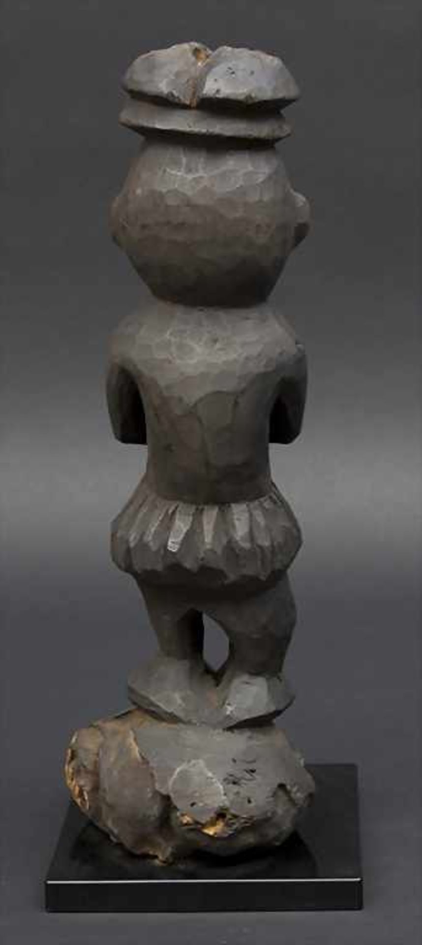 Weibliche Figur / A female figure, Kamerun, NordwestprovinzMaterial: Holz, dunkelbraune Patina,Höhe: - Image 3 of 3