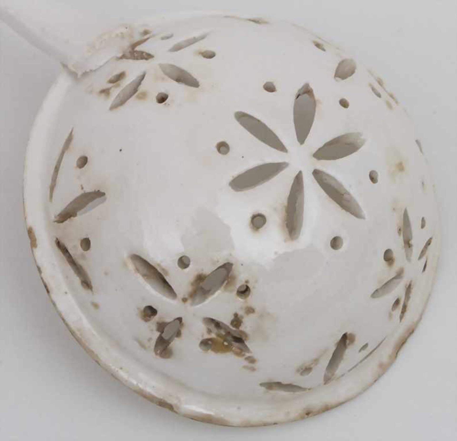 Creamware Zuckerlöffel / A creamware sugar-sprinkler spoon / faience fine, wohl Pont-aux-Choux, um - Bild 3 aus 3