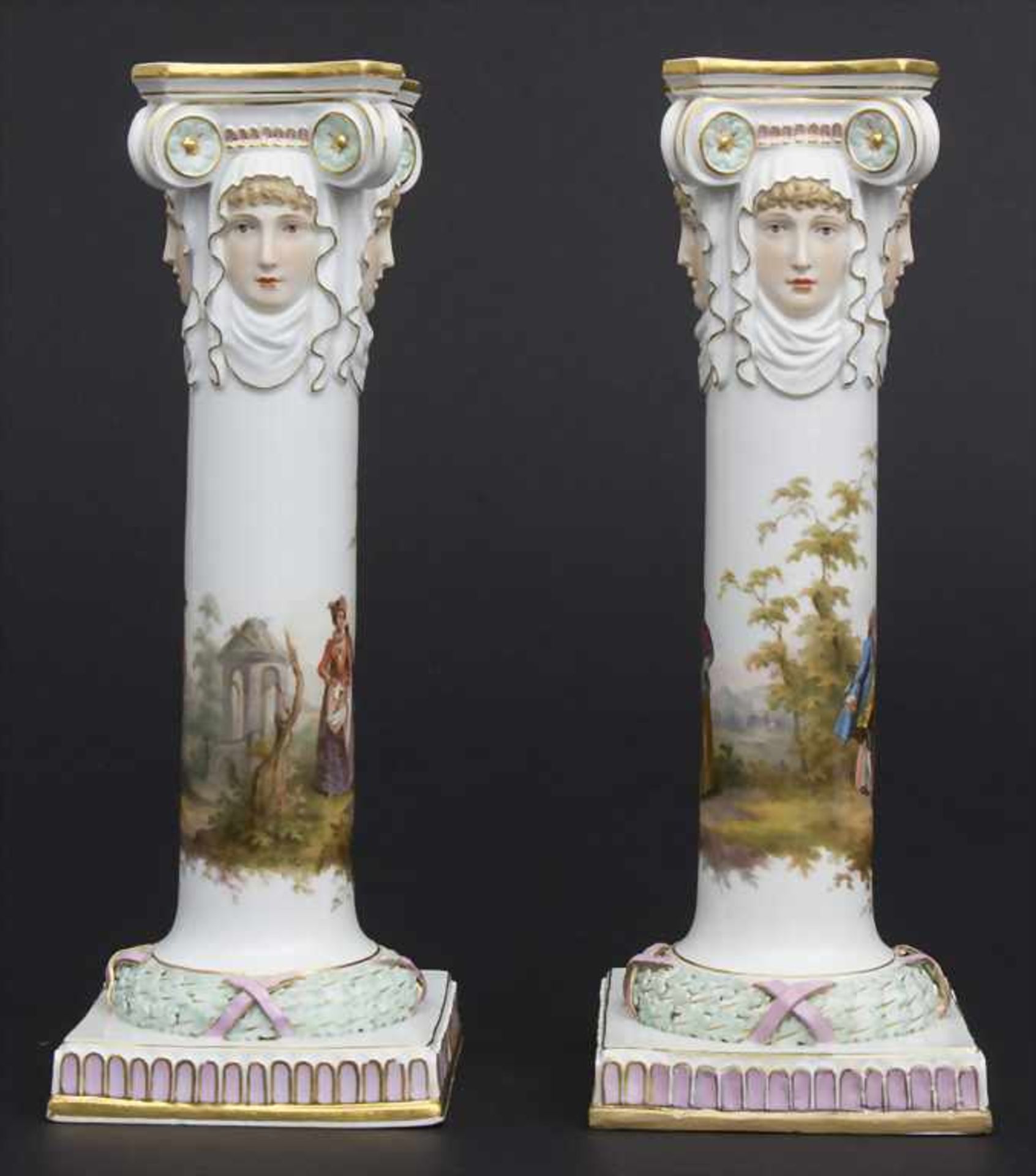 Paar Kerzenleuchter mit galanten Szenen / A pair of candlesticks with courting scenes, Meissen, - Bild 5 aus 11