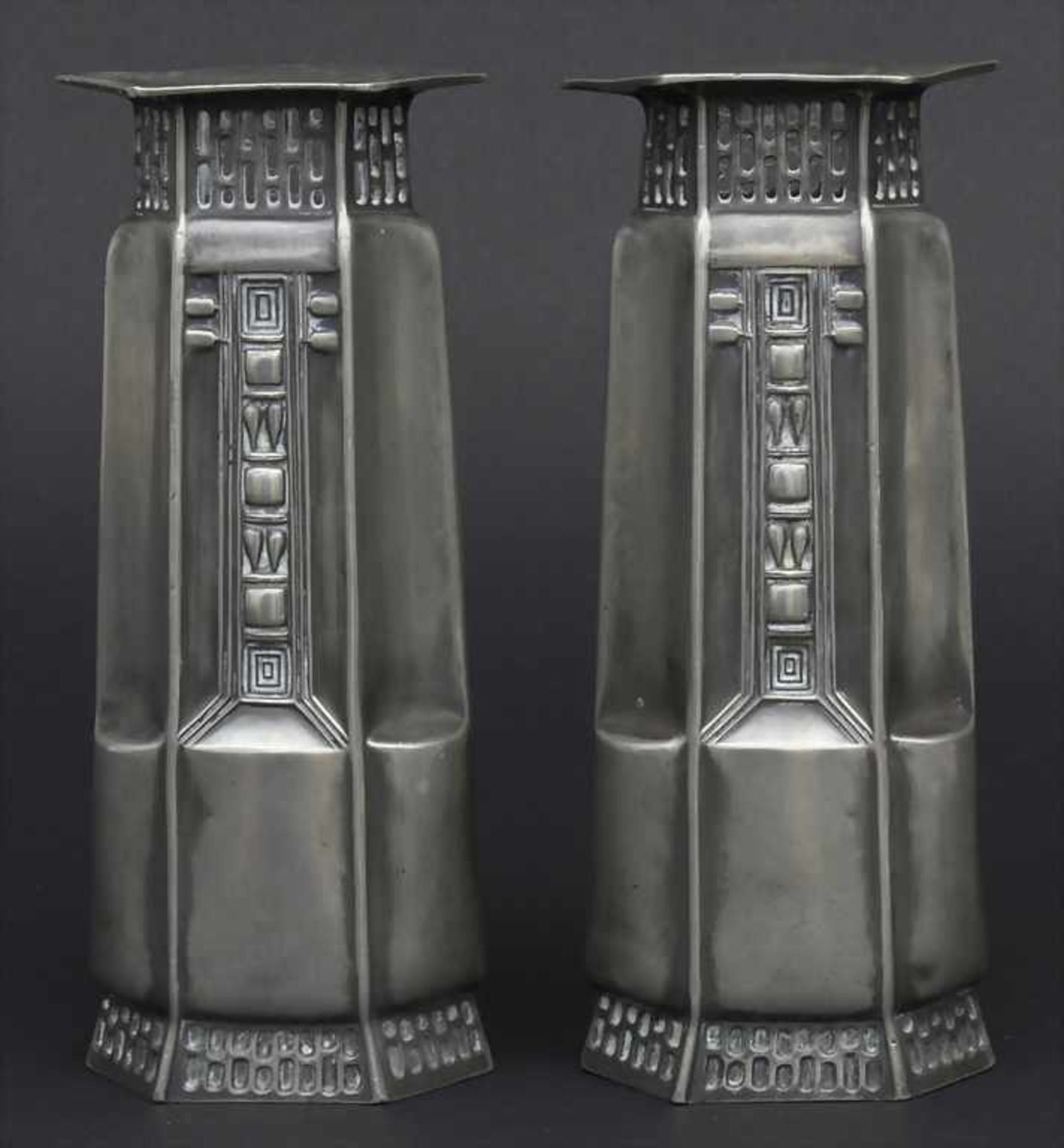 Paar Jugendstil Vasen / A pair of Art Nouveau vases, wohl deutsch, um 1900Material: Zinn, - Bild 2 aus 6