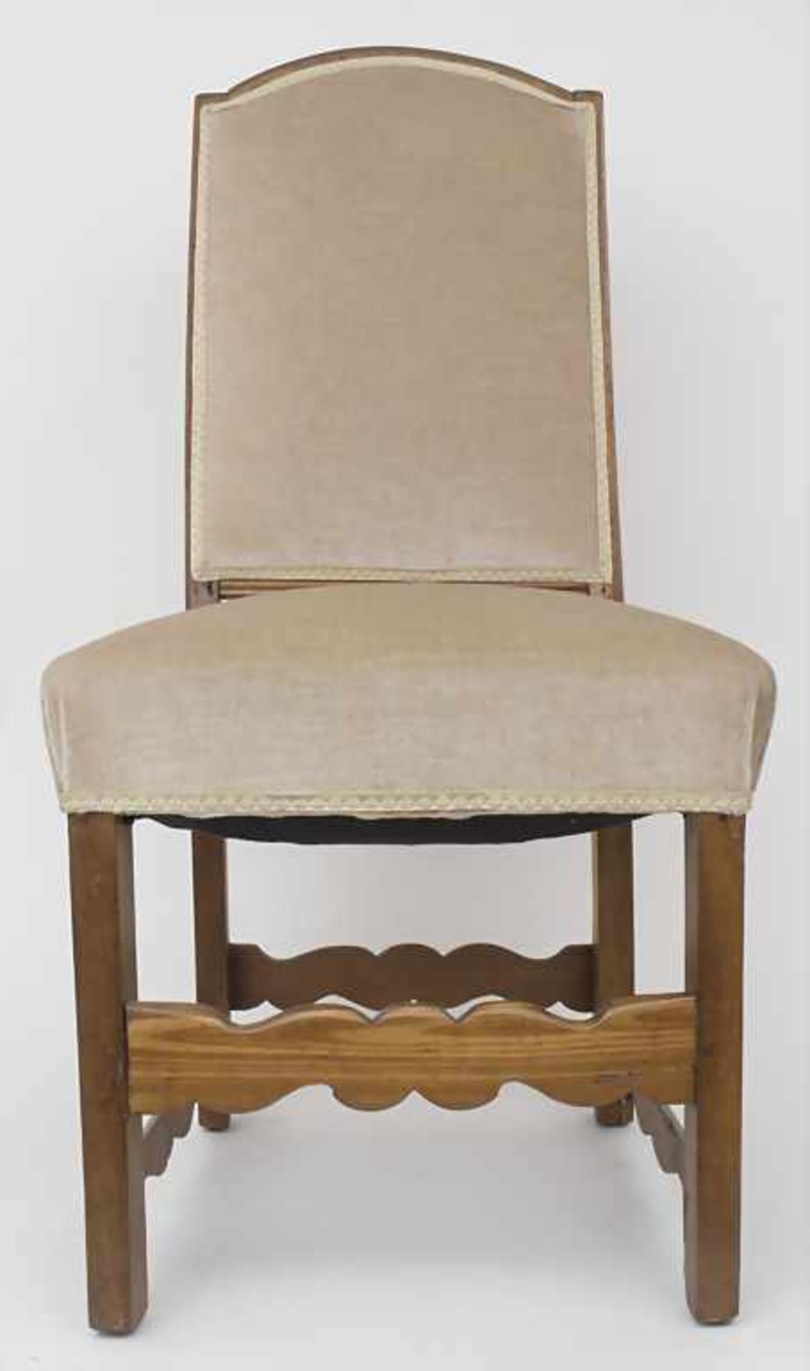 Stuhl mit Veloursbezug / A chair with velour coverMaterial: Holz, Sprungfederpolsterung, Maße: H.