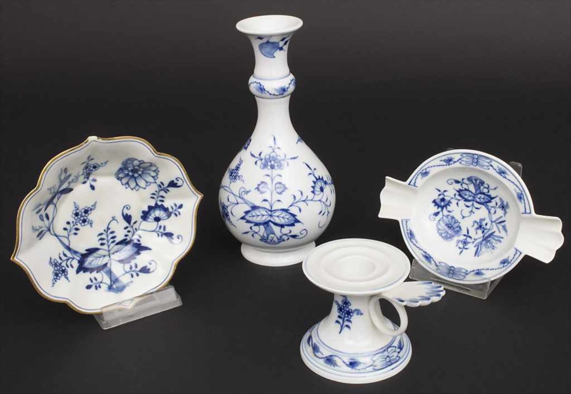 Vierteiliges Konvolut 'Zwiebelmuster' / A four-part set of onion pattern porcelain, Meissen, 19. /