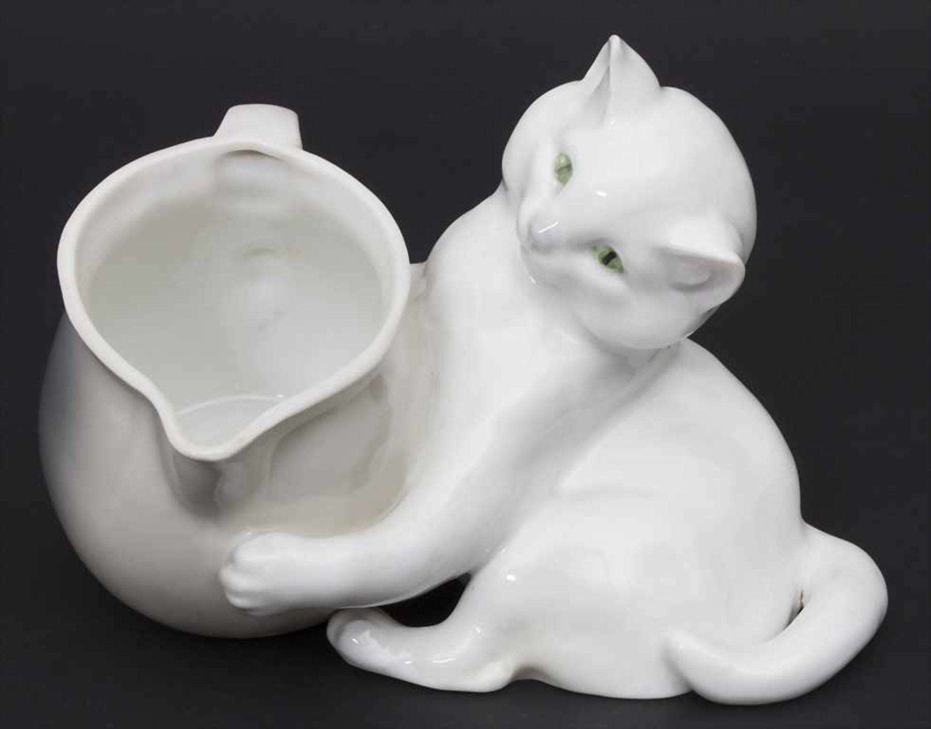 Katze mit Milchkännchen / A cat with a milk jug, Gebrüder Heubach, Lichte, um 1900Material: