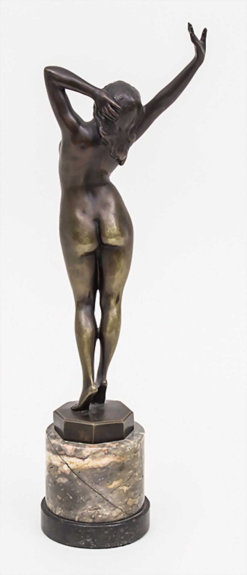 Otto Schmidt-Hofer (1873-1925), Weiblicher Akt / A Female NudeMaterial: Bronze auf Marmorsockel, - Bild 2 aus 3