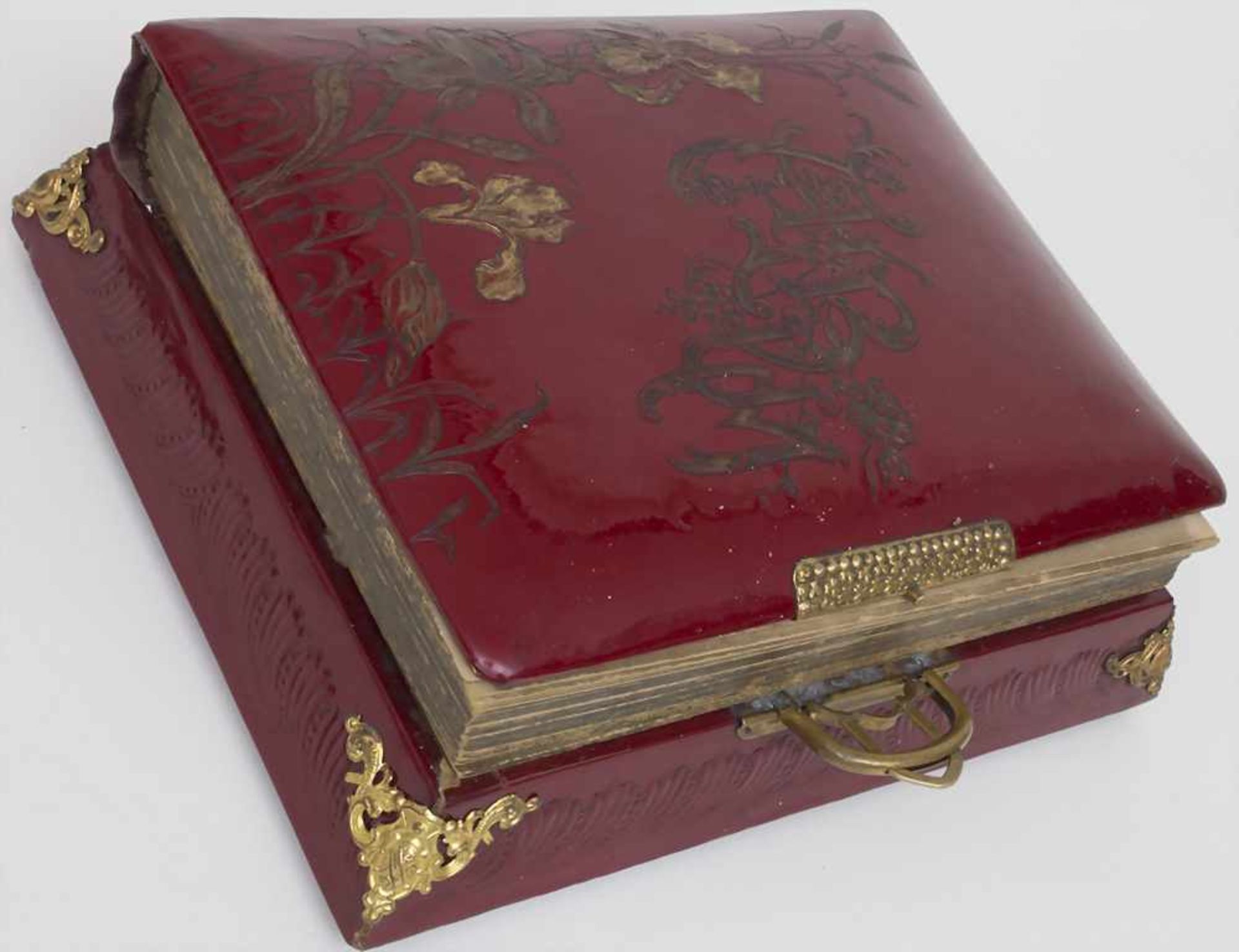 Seltenes Jugendstil Fotoalbum mit Spieluhr / A rare Art Nouveau photo album with music box, um