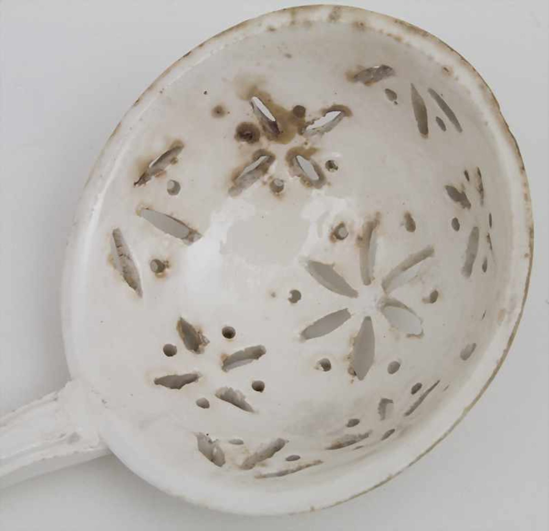 Creamware Zuckerlöffel / A creamware sugar-sprinkler spoon / faience fine, wohl Pont-aux-Choux, um - Image 2 of 3