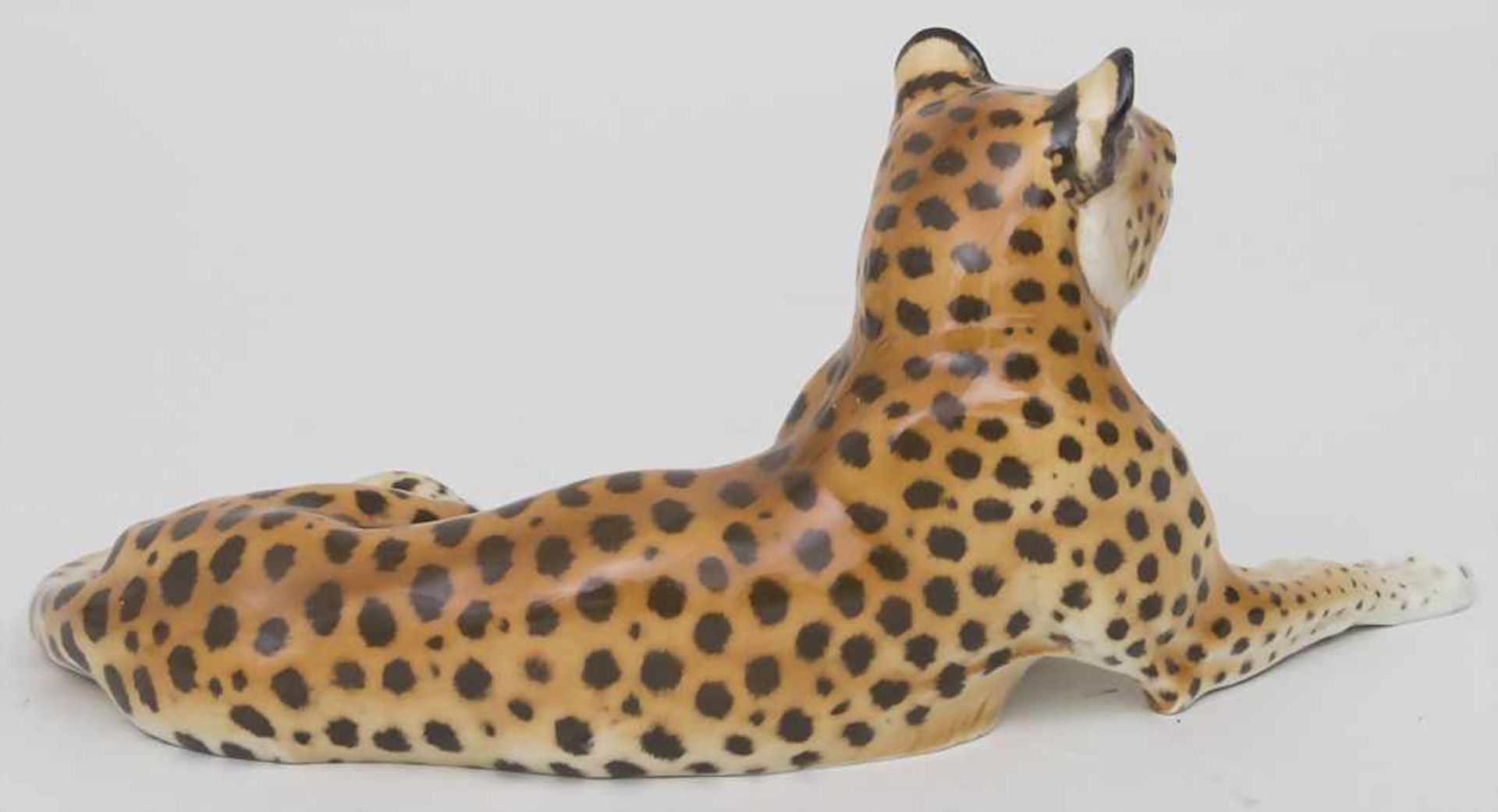 Liegender Gepard / A reclined cheetah, Theodor Kärner, Nymphenburg, um 1911Material: Porzellan, - Bild 2 aus 4