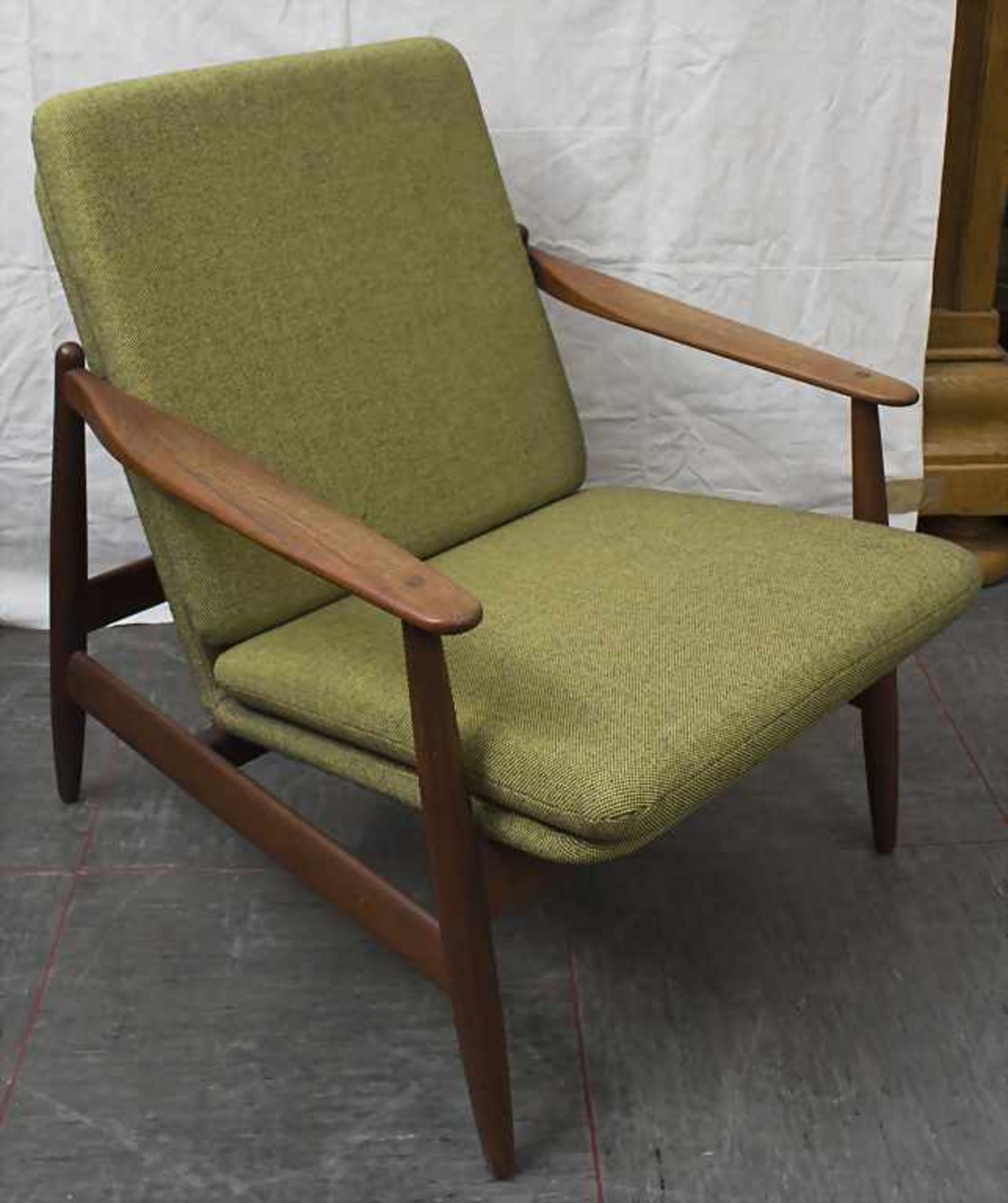 Sessel / An armchair, Hans Olsen, 1960er JahreMaterial: Teakholz, Polster mit olivgrünem Stoffbezug,