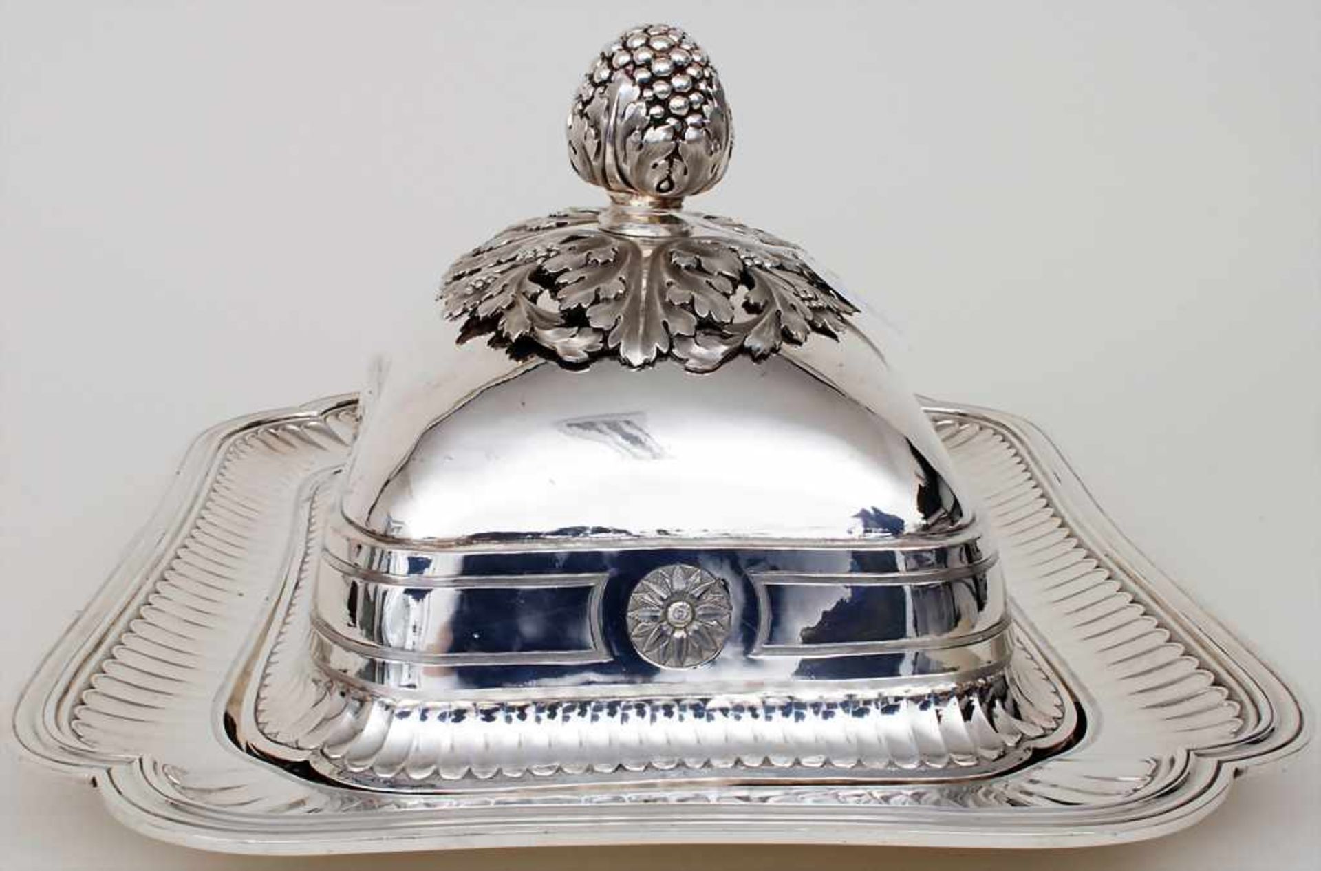Große Silberplatte mit Glosche / A large silver plate with a cloche, Frankreich, Mitte 19. Jh. - Image 2 of 9