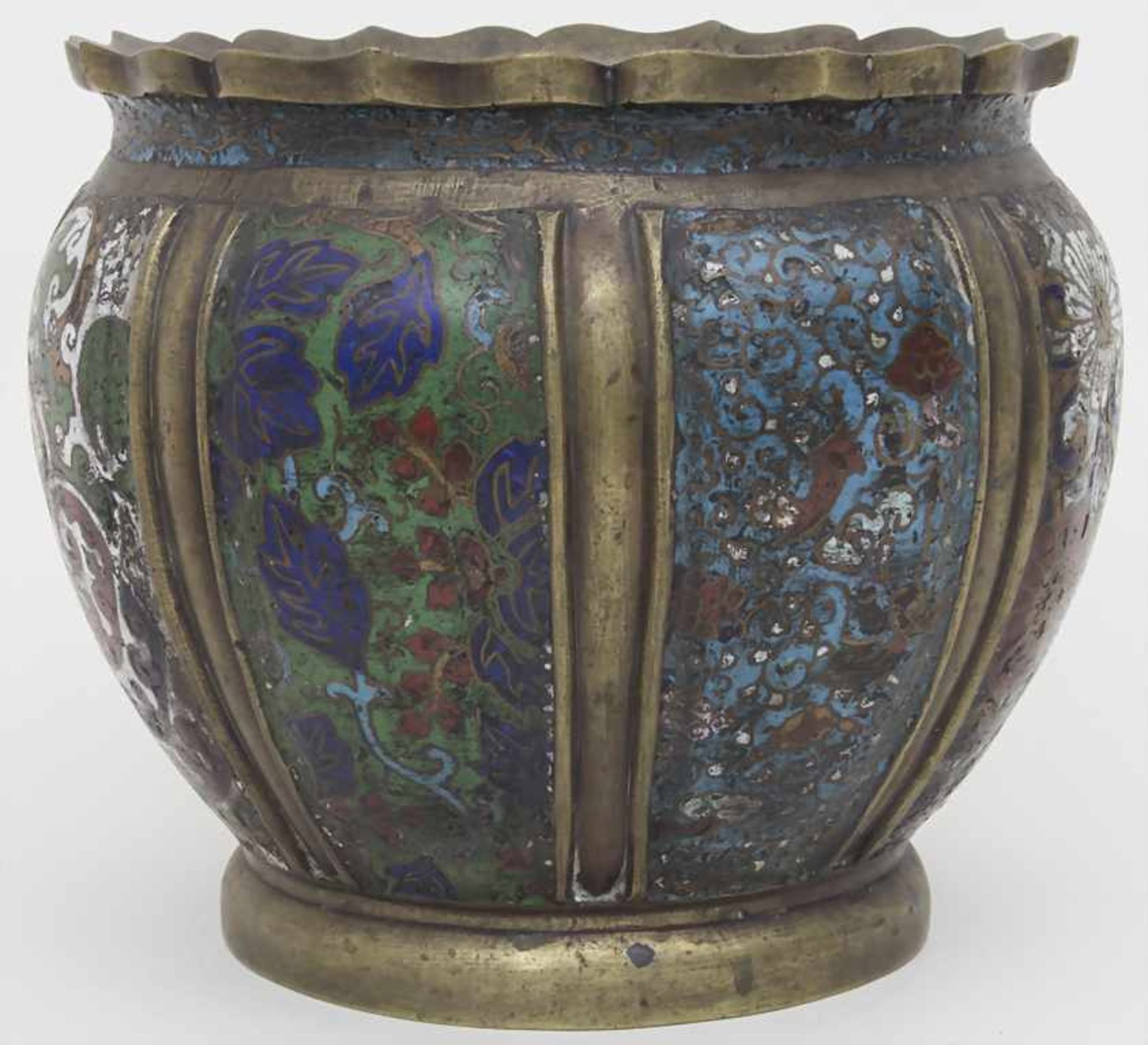 Cloisonné-Cachepot / A cloisonné cachepot, China, 18. Jh.Material: Email auf Bronze, Dekor: - Image 2 of 5