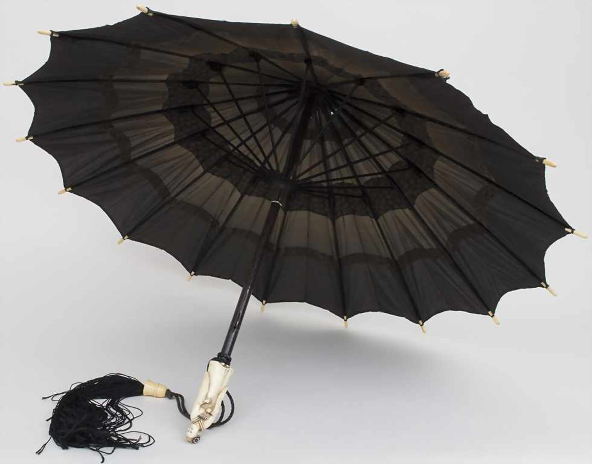 Sonnenschirm / A parasol with Okimono, Japan, Meiji-Periode, Ende 19. Jh.Material: Elfenbein mit