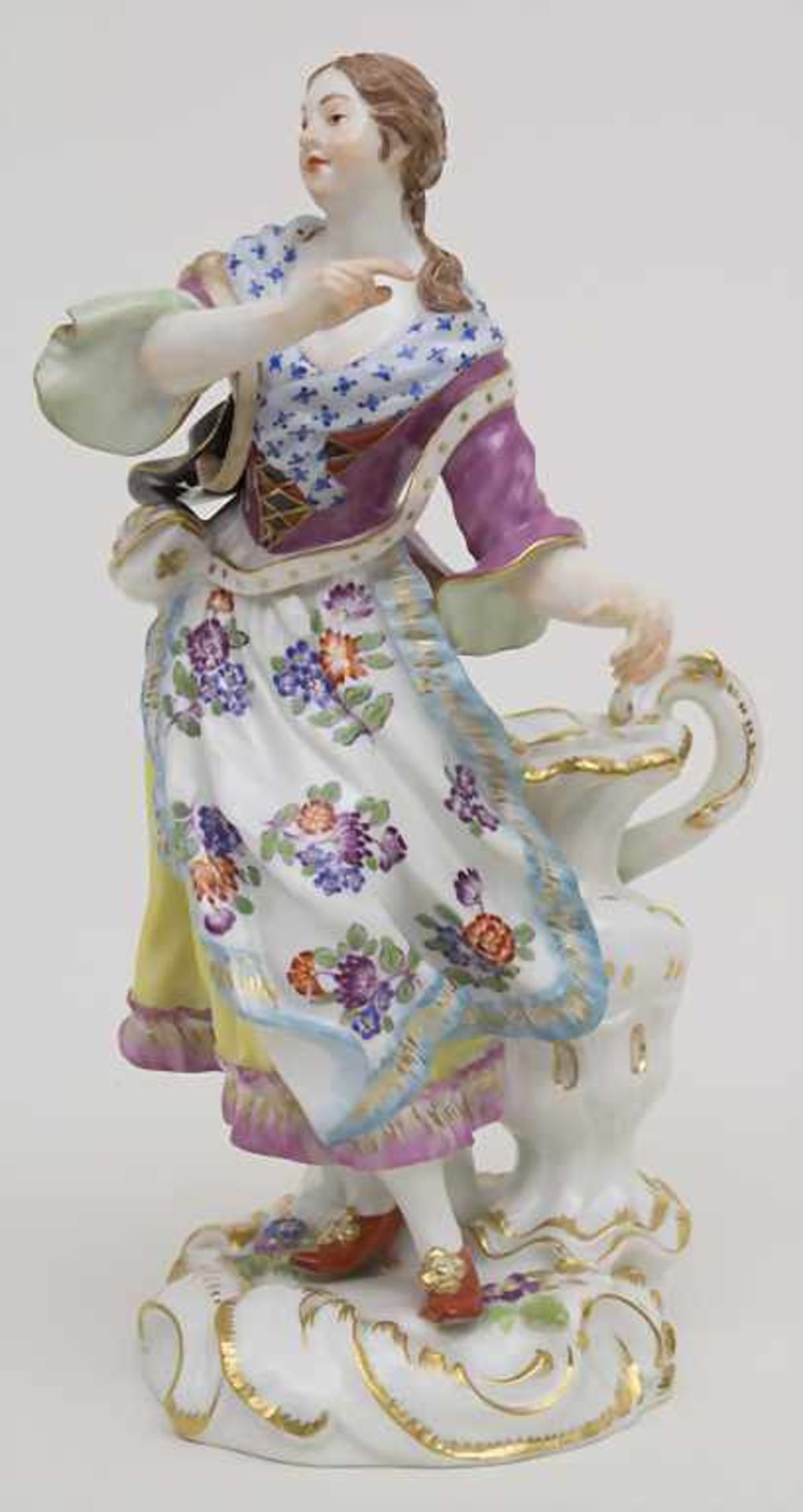 Schäferin mit hohem Henkelgefäß / A figure of a shepherdess with huge jug, Meissen, Mitte 20. Jh.