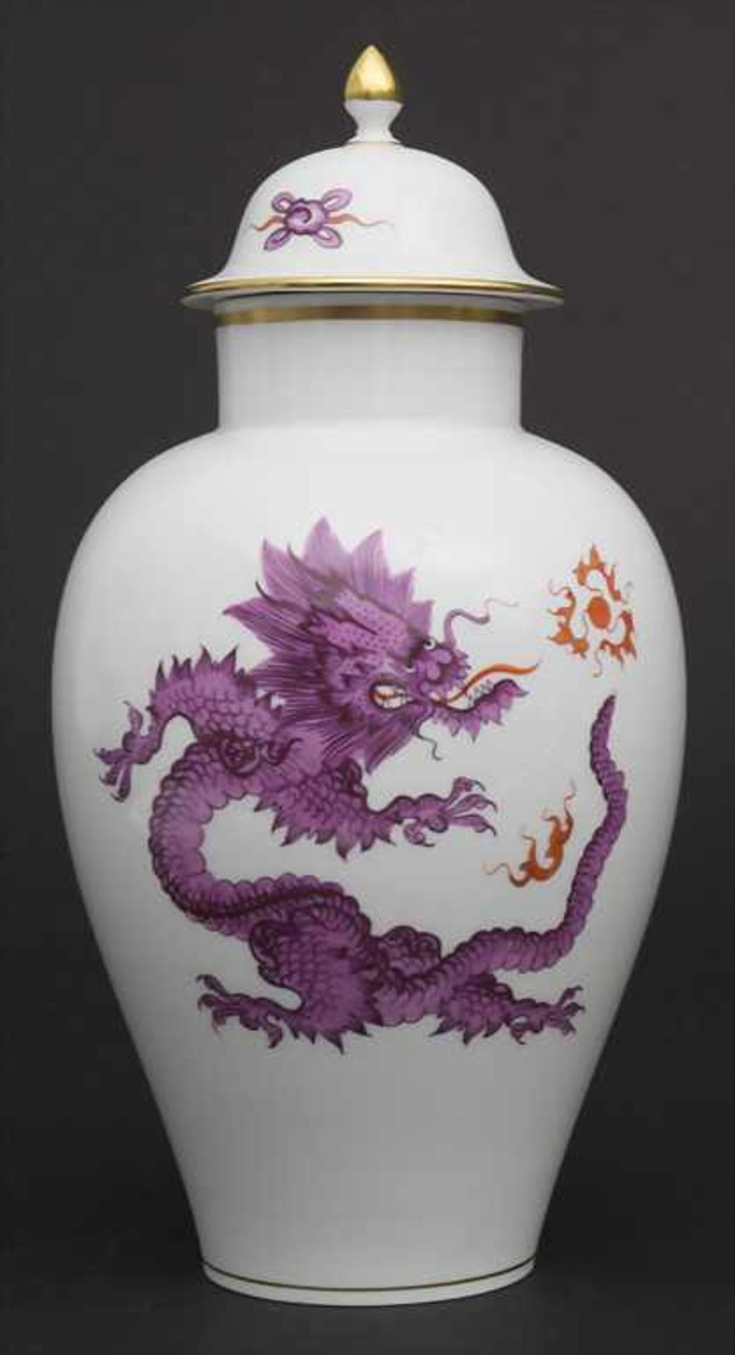 Deckelvase mit 'Ming-Drache' in Purpur / A covered urn vase with 'Purple Ming Dragon', Meissen, nach