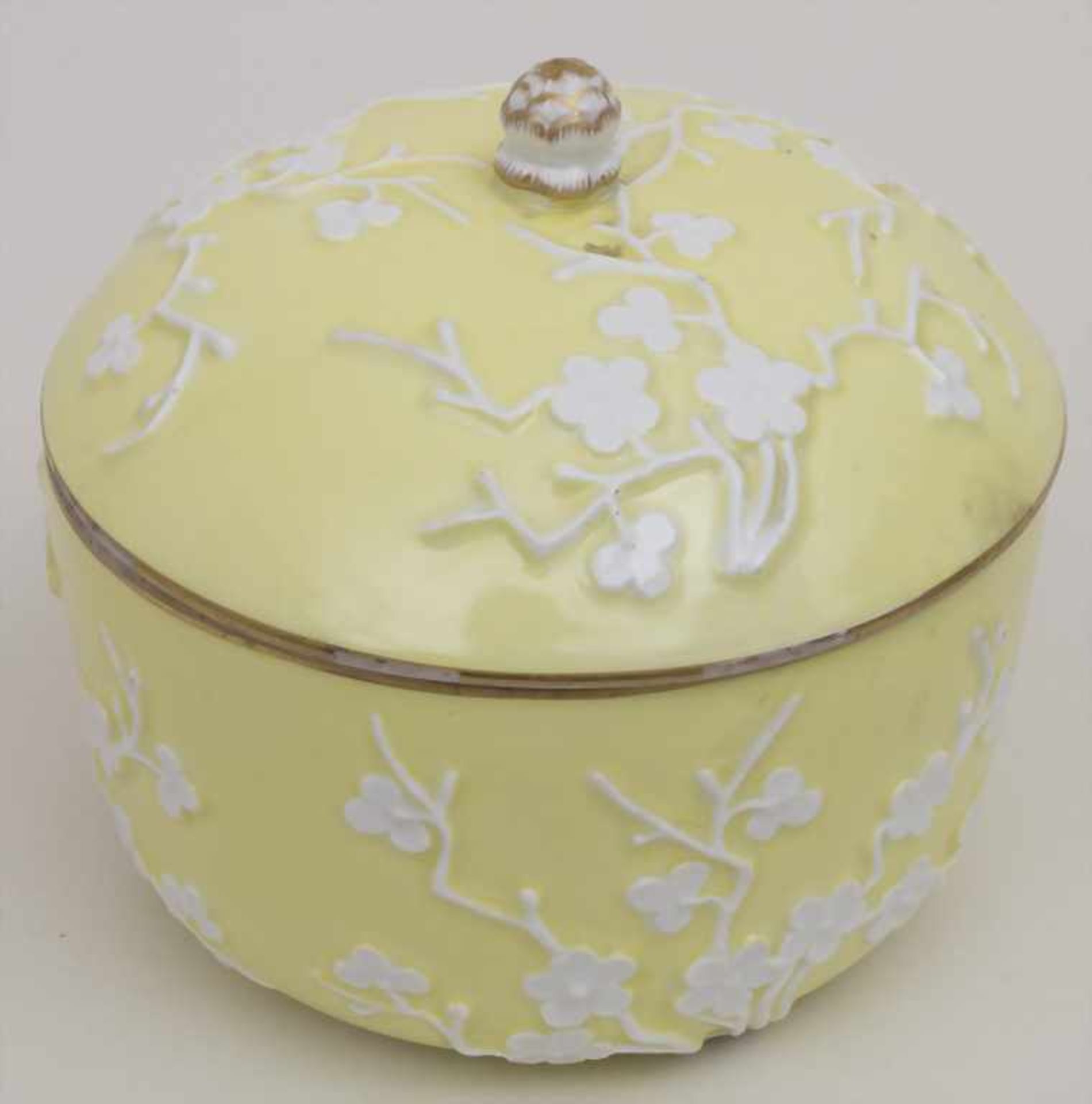 Deckeldose mit reliefierten Kirschblütenzweigen / A lidded box with cherry blossom branches - Image 2 of 5