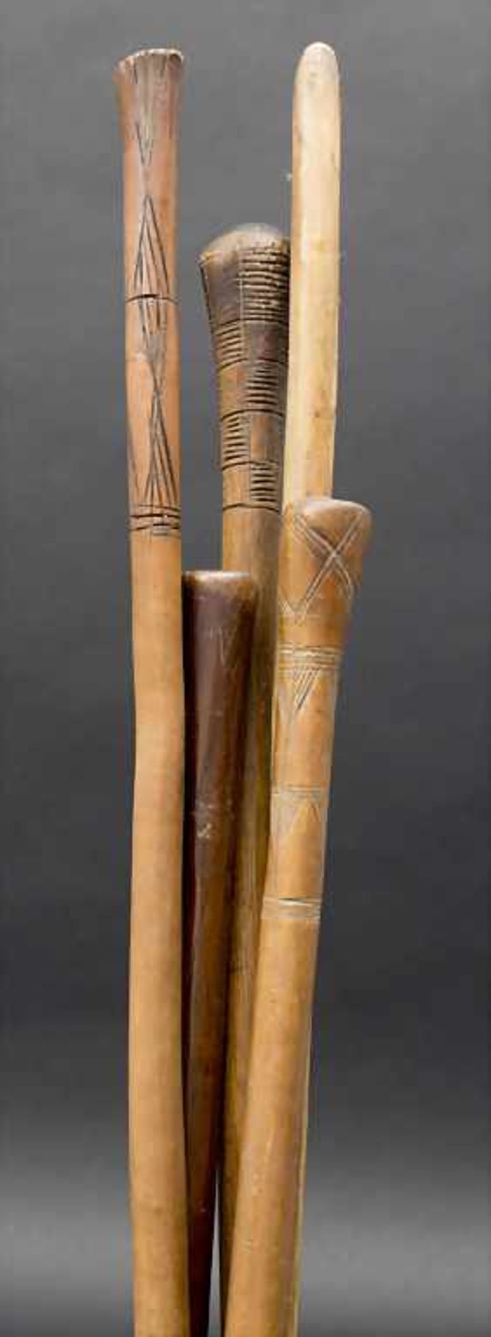 Konvolut 3 Stöcke und 2 Speere / A set of 3 sticks and 2 spears, TansaniaMaterial: Holz, teils mit - Image 2 of 3