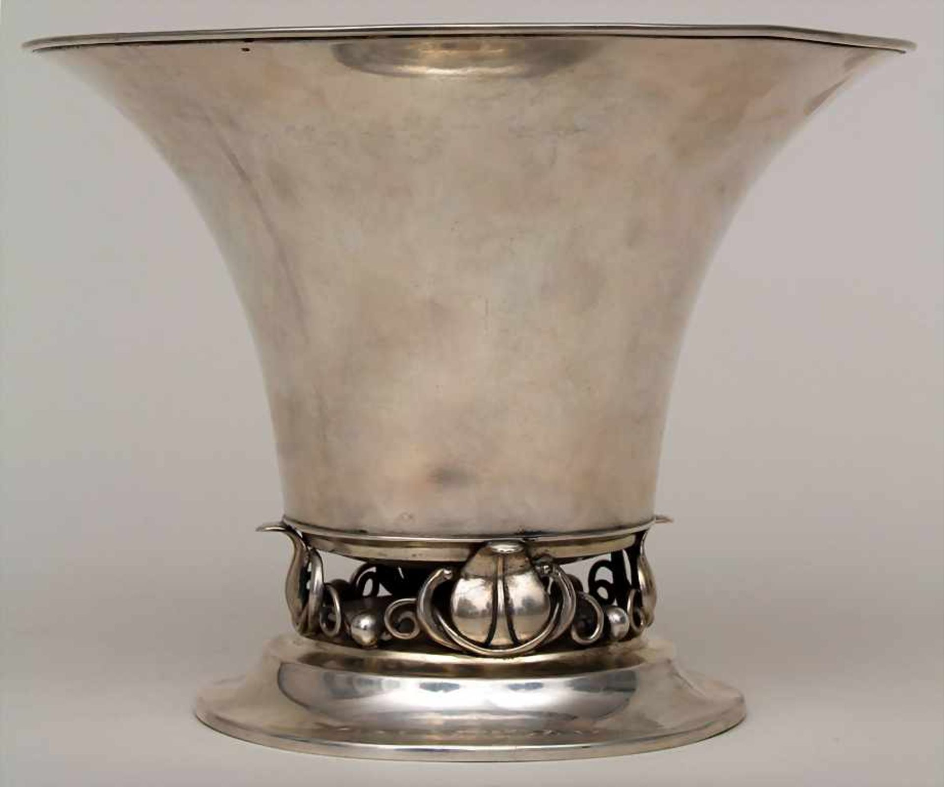 Art Déco Vase / An Art Deco silver vase, um 1925Material: Silber 830, Punzierung: Herstellermarke,