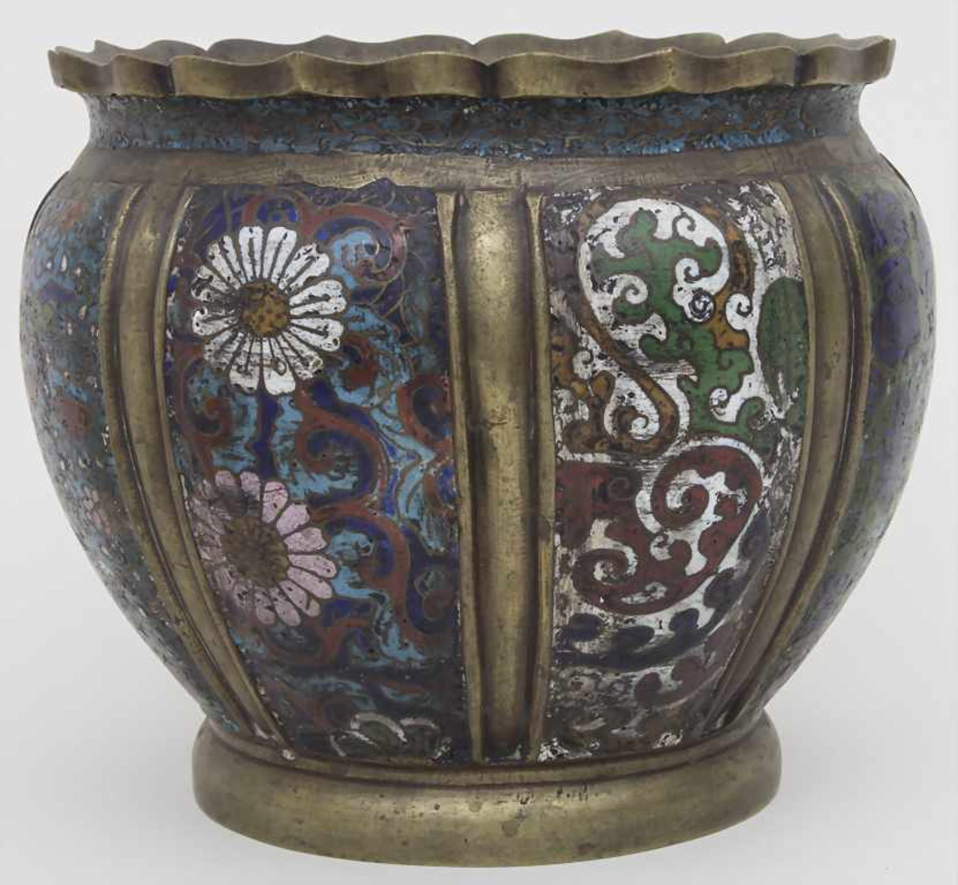 Cloisonné-Cachepot / A cloisonné cachepot, China, 18. Jh.Material: Email auf Bronze, Dekor: