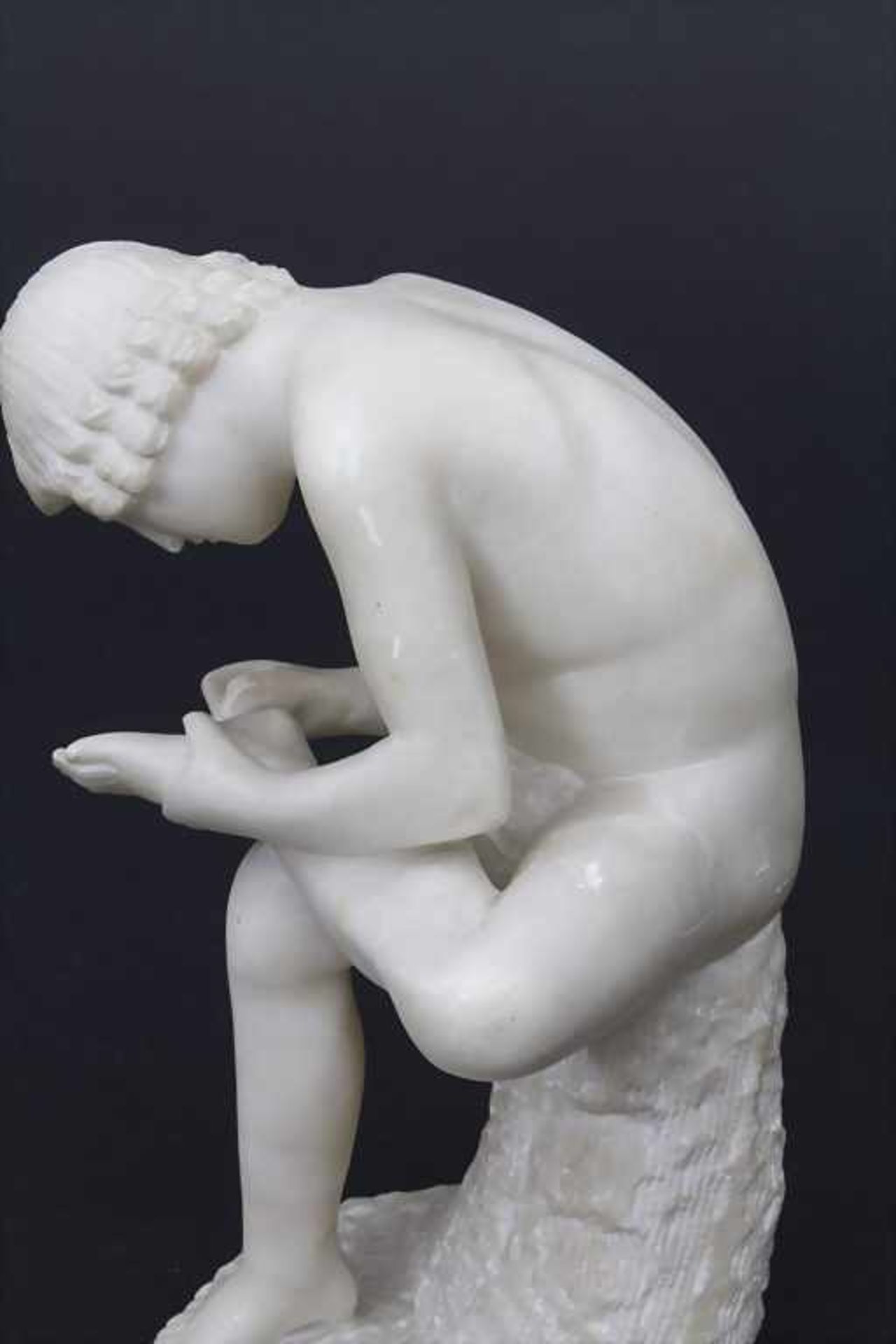 Alabasterskulptur 'Dornauszieher' nach antikem Vorbild / Alabaster sculpture after antique - Image 5 of 5