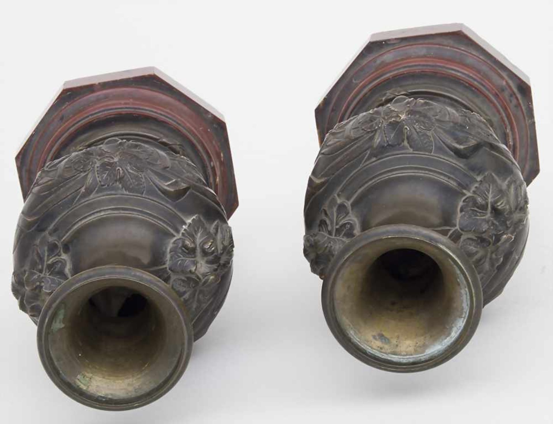 Paar Jugendstil Bronze Vasen mit Spinne und Spinnennetz / A pair of Art Nouveau bronze vases with - Bild 3 aus 5