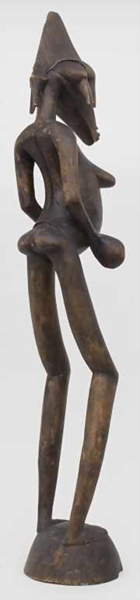 Weibliche Figur / A female figure, AfrikaMaterial: Holz, dunkelbraun patiniert,Höhe: 109 cm,Zustand: - Image 4 of 4